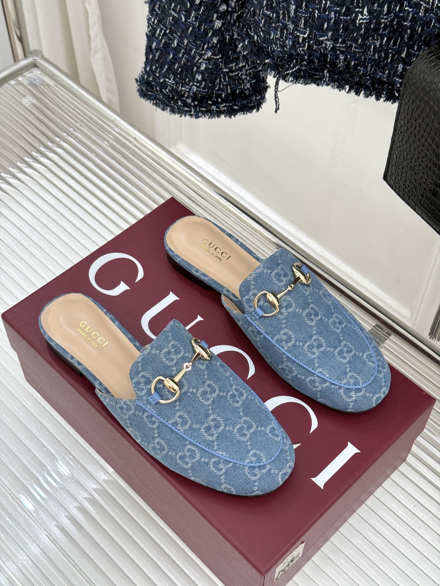 Gucci/古驰经典老花马衔扣穆勒半拖鞋 一脚蹬的自在 被G家马衔扣半拖轻松拿捏。标志性马衔扣搭配老花G