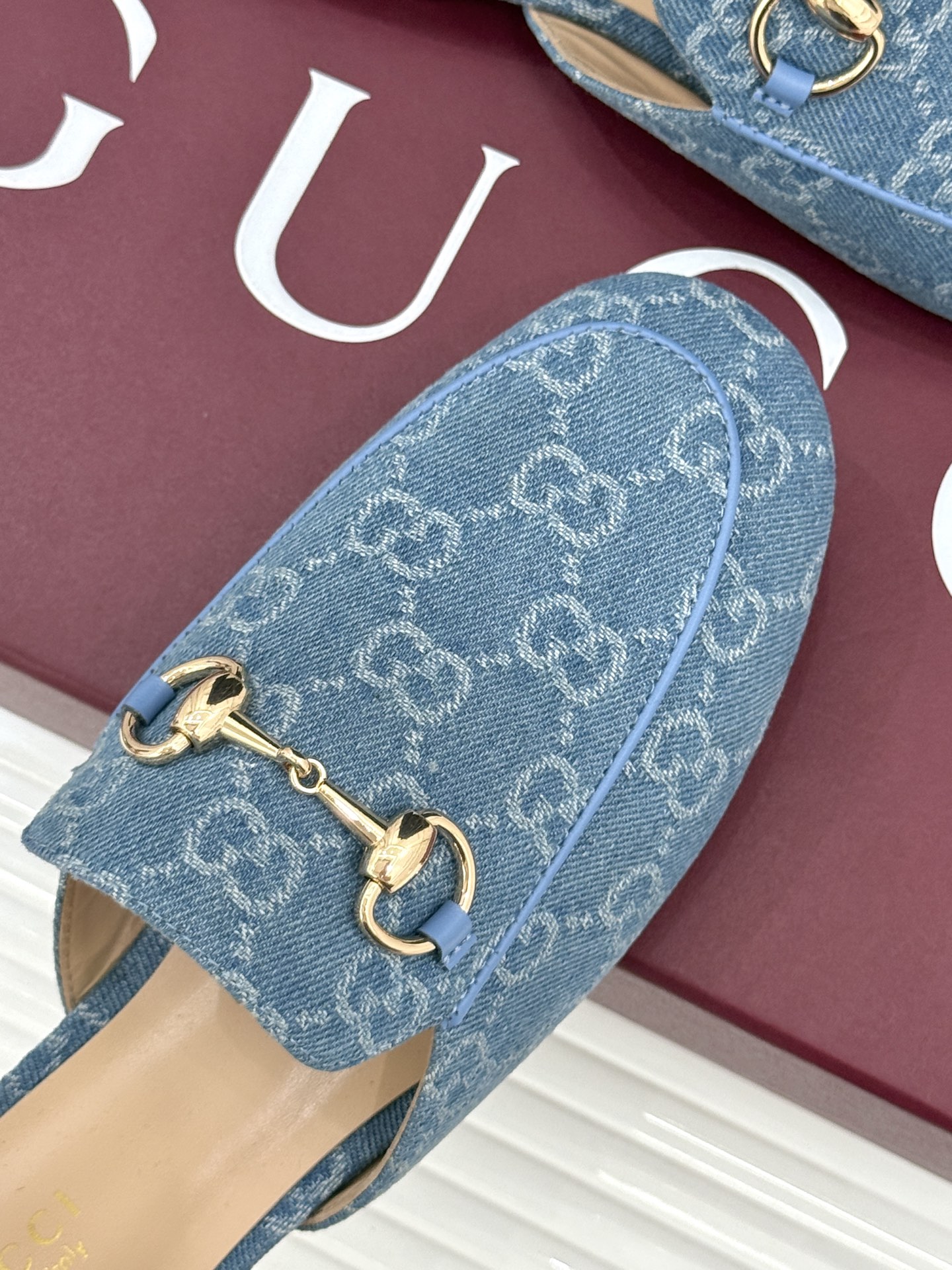 Gucci/古驰经典老花马衔扣穆勒半拖鞋 一脚蹬的自在 被G家马衔扣半拖轻松拿捏。标志性马衔扣搭配老花G