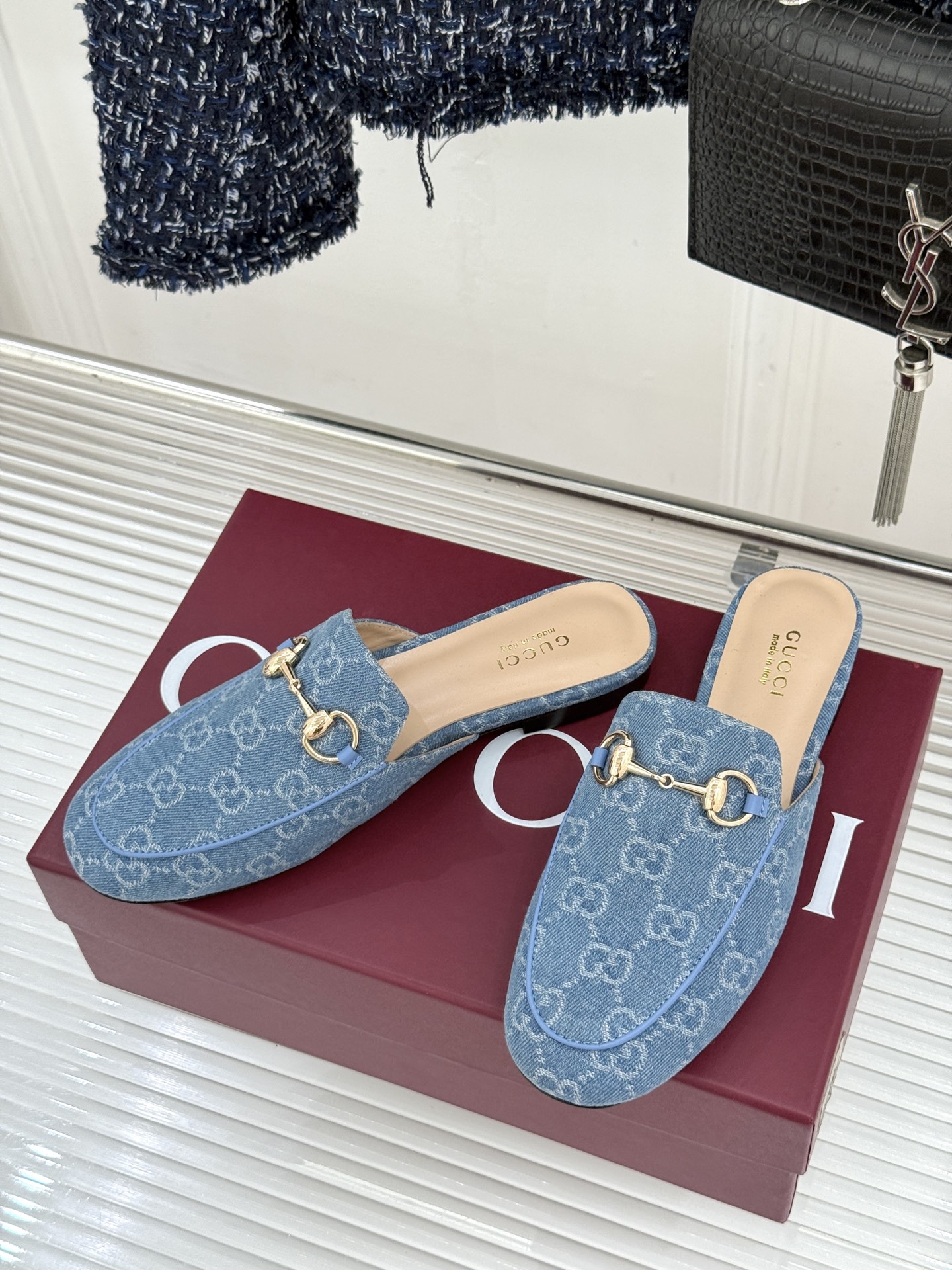 Gucci/古驰经典老花马衔扣穆勒半拖鞋 一脚蹬的自在 被G家马衔扣半拖轻松拿捏。标志性马衔扣搭配老花G