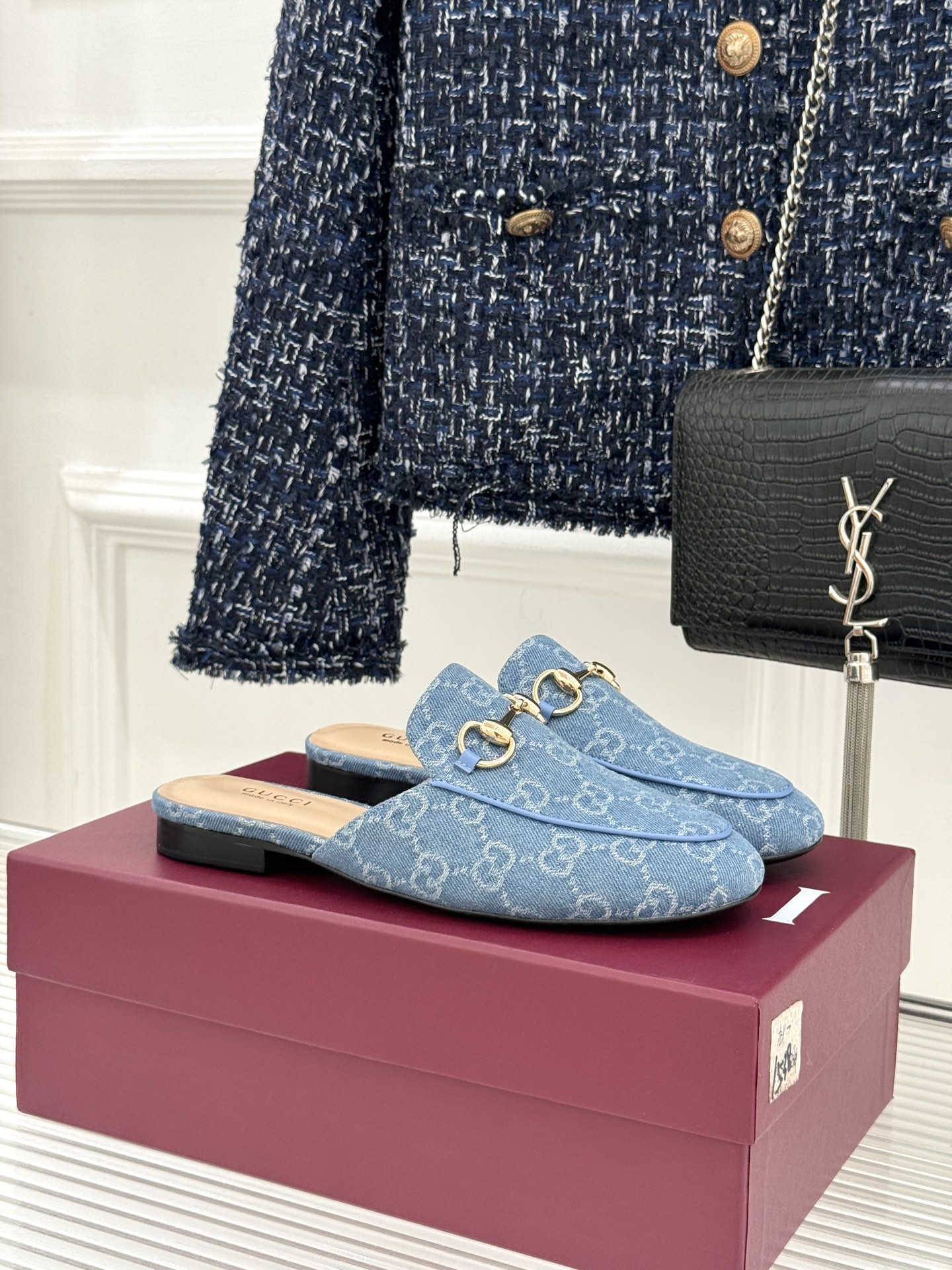 Gucci/古驰经典老花马衔扣穆勒半拖鞋 一脚蹬的自在 被G家马衔扣半拖轻松拿捏。标志性马衔扣搭配老花G