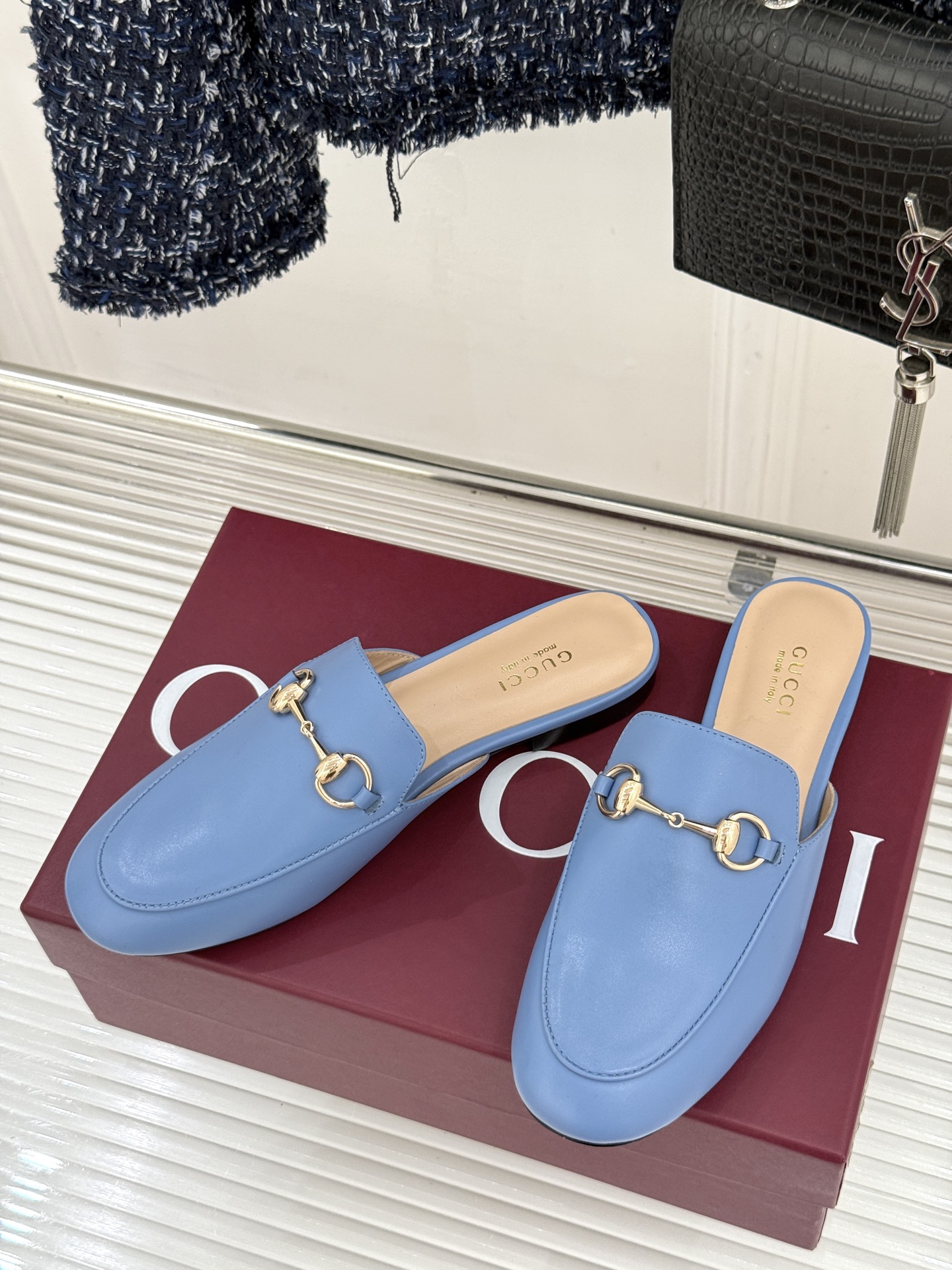 Gucci/古驰经典老花马衔扣穆勒半拖鞋 一脚蹬的自在 被G家马衔扣半拖轻松拿捏。标志性马衔扣搭配老花G