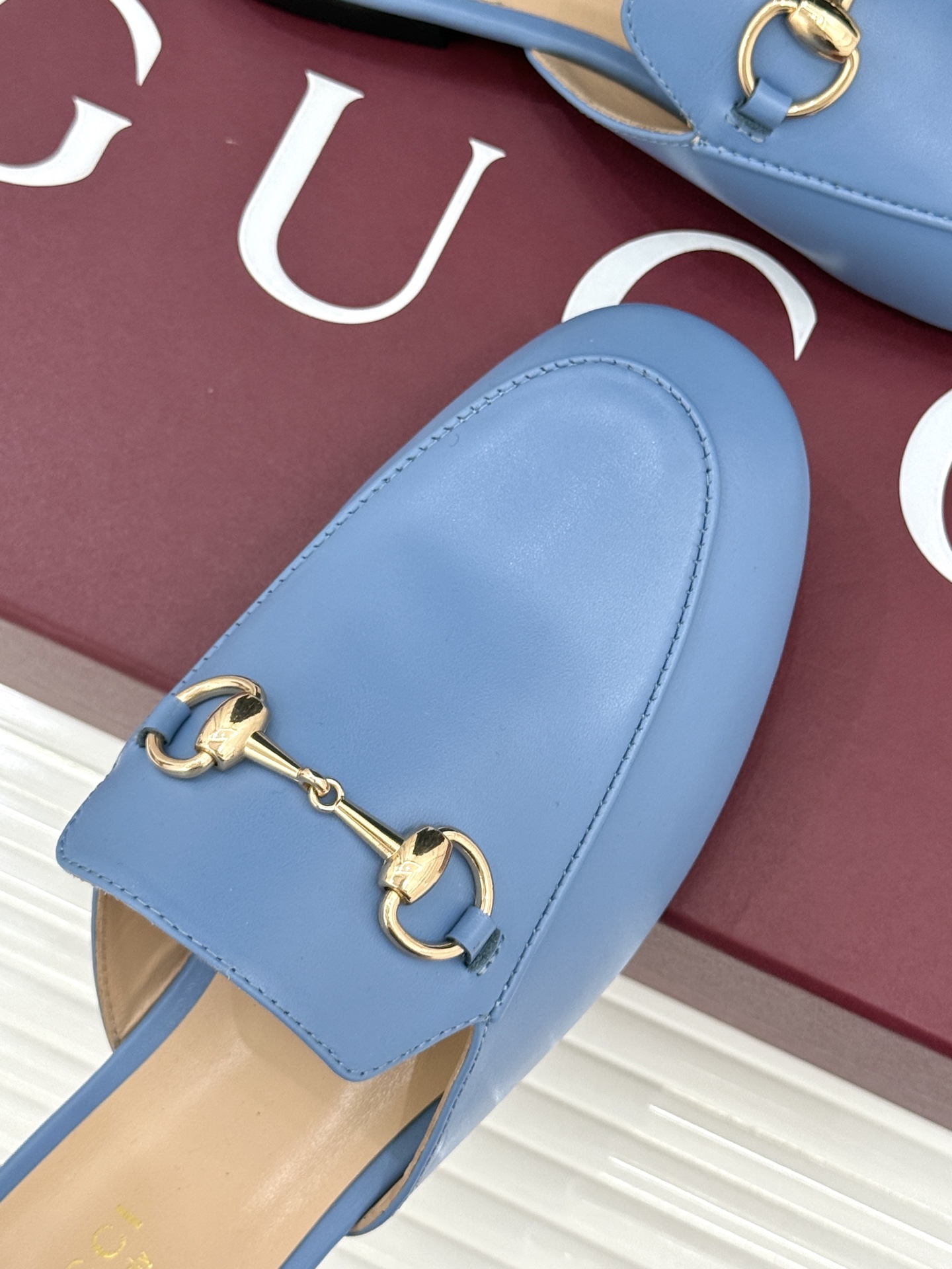 Gucci/古驰经典老花马衔扣穆勒半拖鞋 一脚蹬的自在 被G家马衔扣半拖轻松拿捏。标志性马衔扣搭配老花G