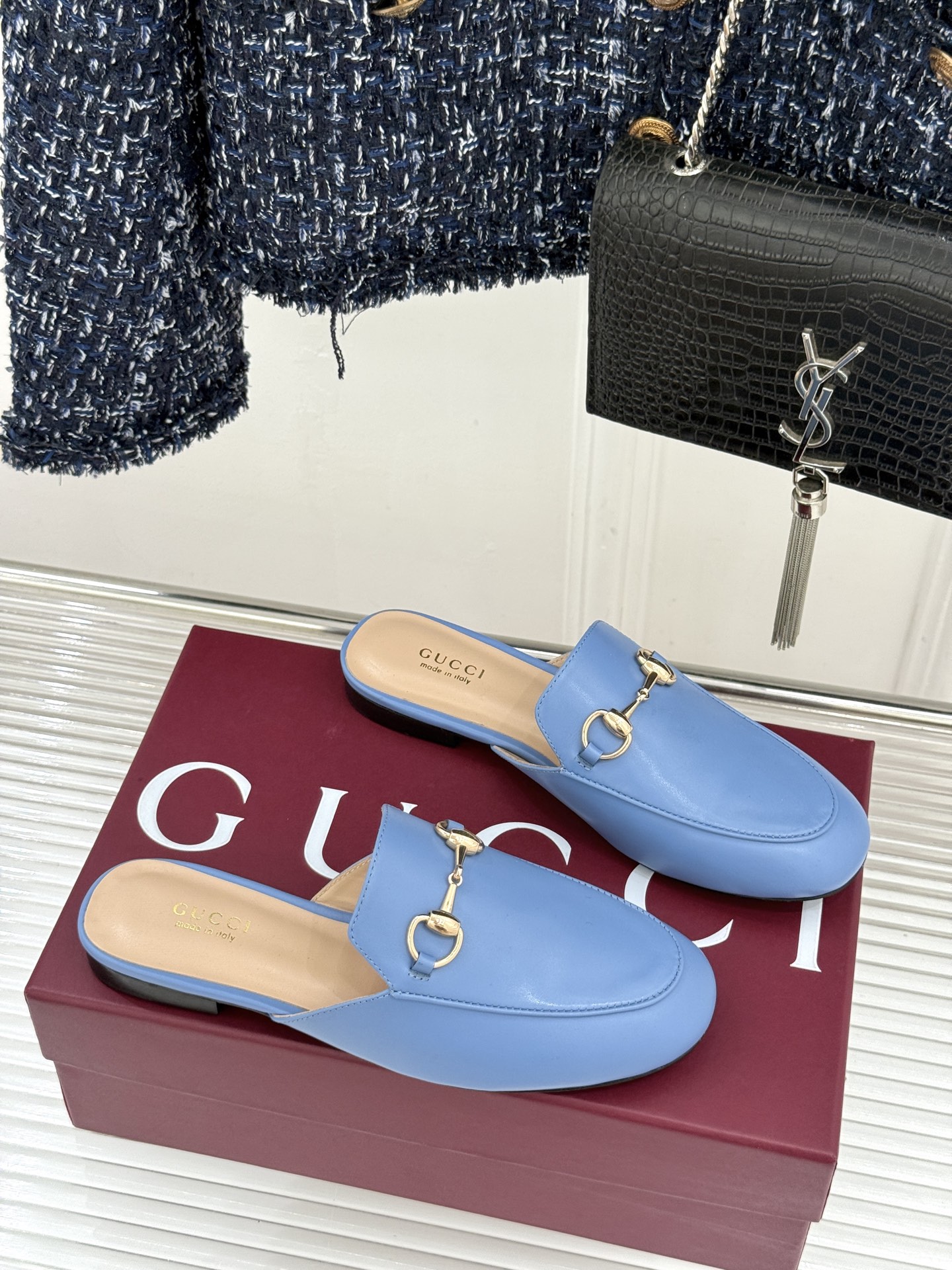 Gucci/古驰经典老花马衔扣穆勒半拖鞋 一脚蹬的自在 被G家马衔扣半拖轻松拿捏。标志性马衔扣搭配老花G