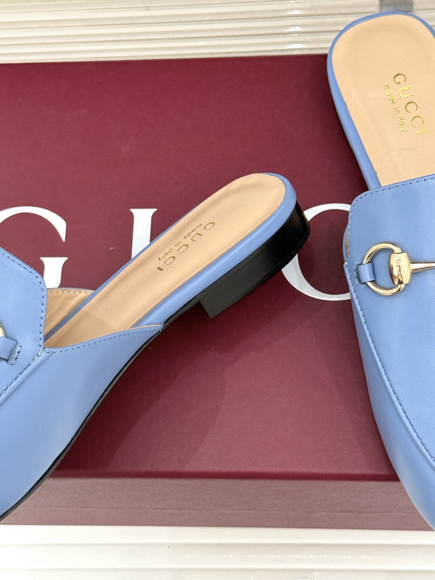 Gucci/古驰经典老花马衔扣穆勒半拖鞋 一脚蹬的自在 被G家马衔扣半拖轻松拿捏。标志性马衔扣搭配老花G