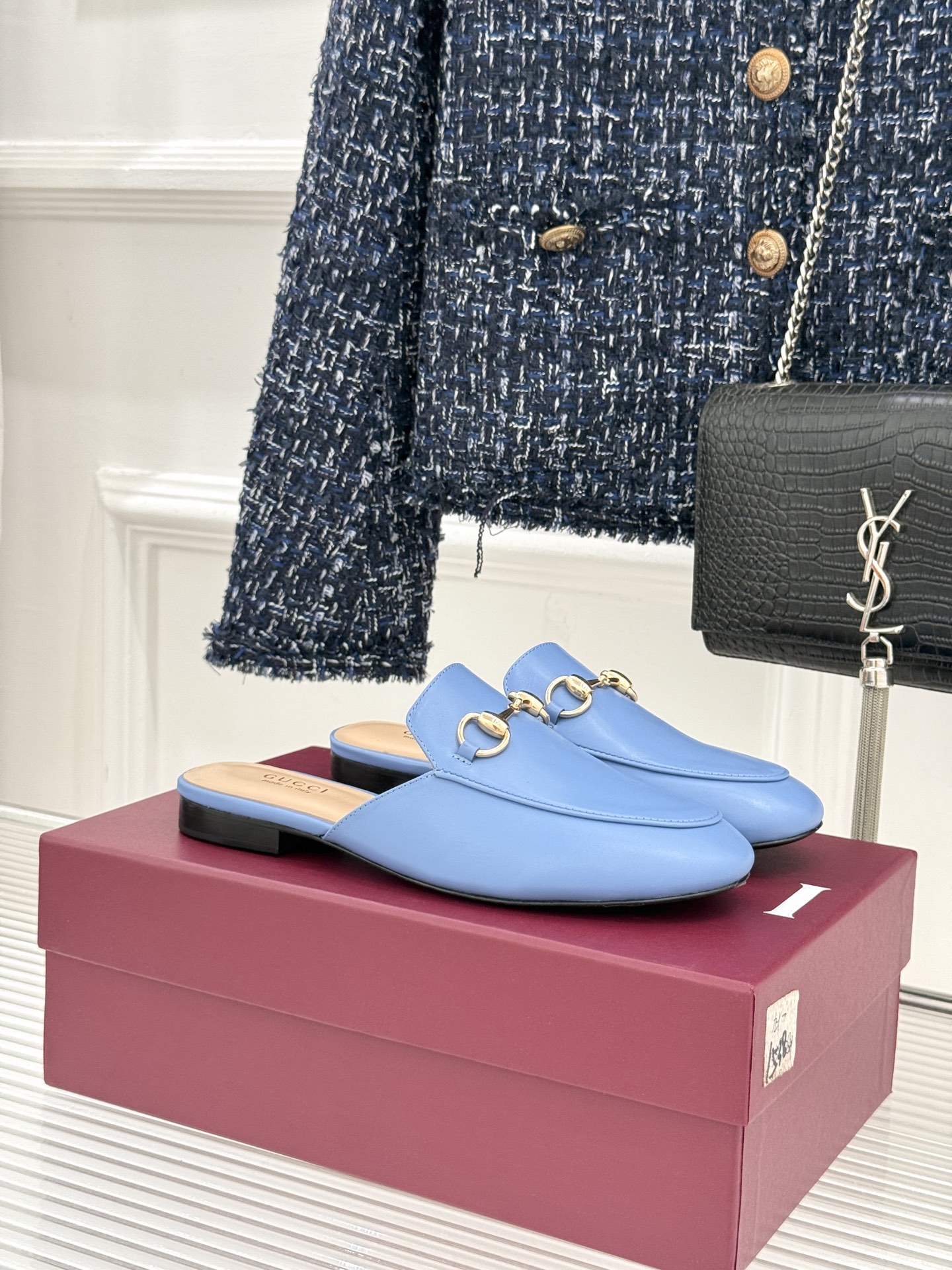 Gucci/古驰经典老花马衔扣穆勒半拖鞋 一脚蹬的自在 被G家马衔扣半拖轻松拿捏。标志性马衔扣搭配老花G