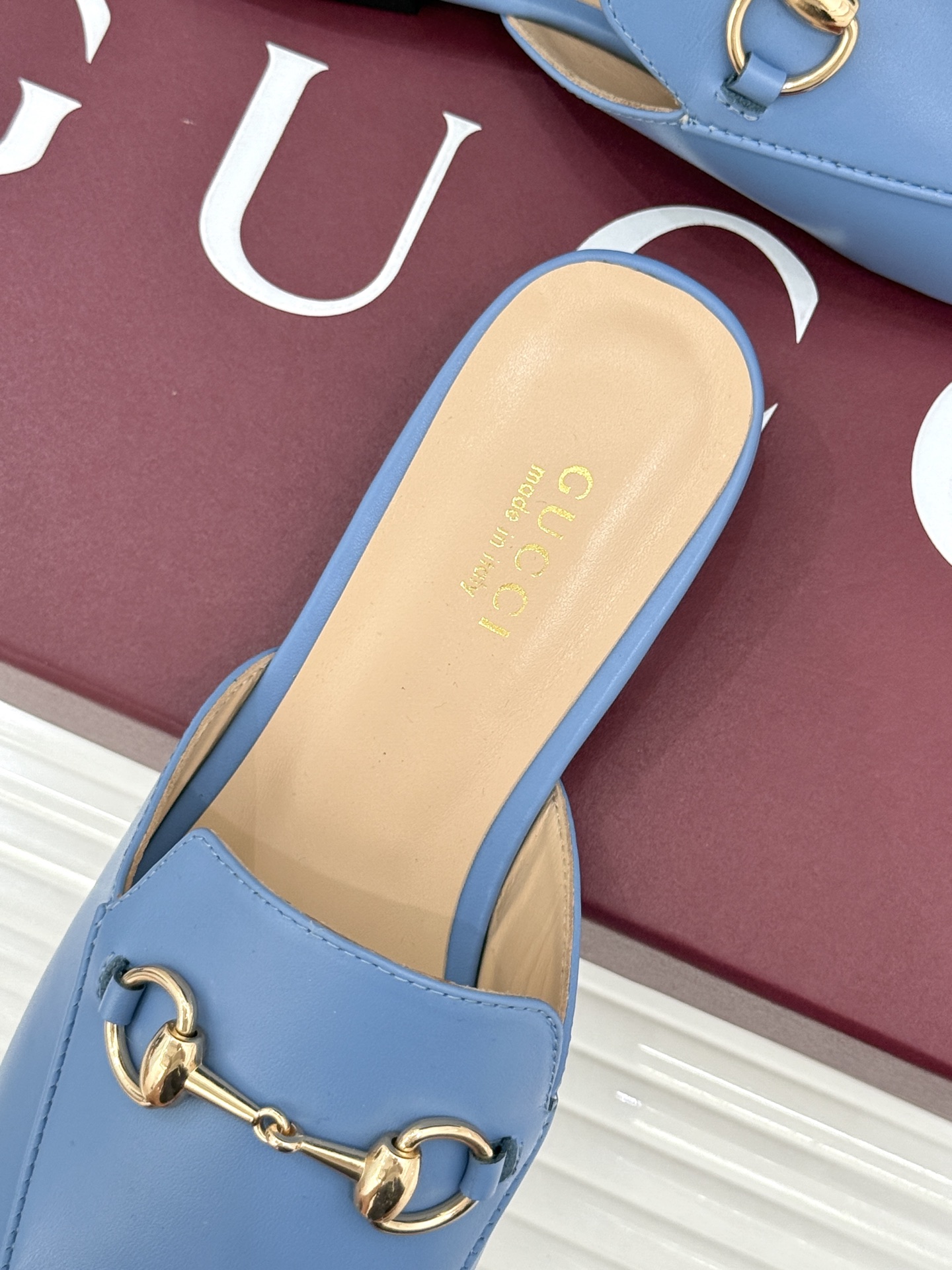 Gucci/古驰经典老花马衔扣穆勒半拖鞋 一脚蹬的自在 被G家马衔扣半拖轻松拿捏。标志性马衔扣搭配老花G