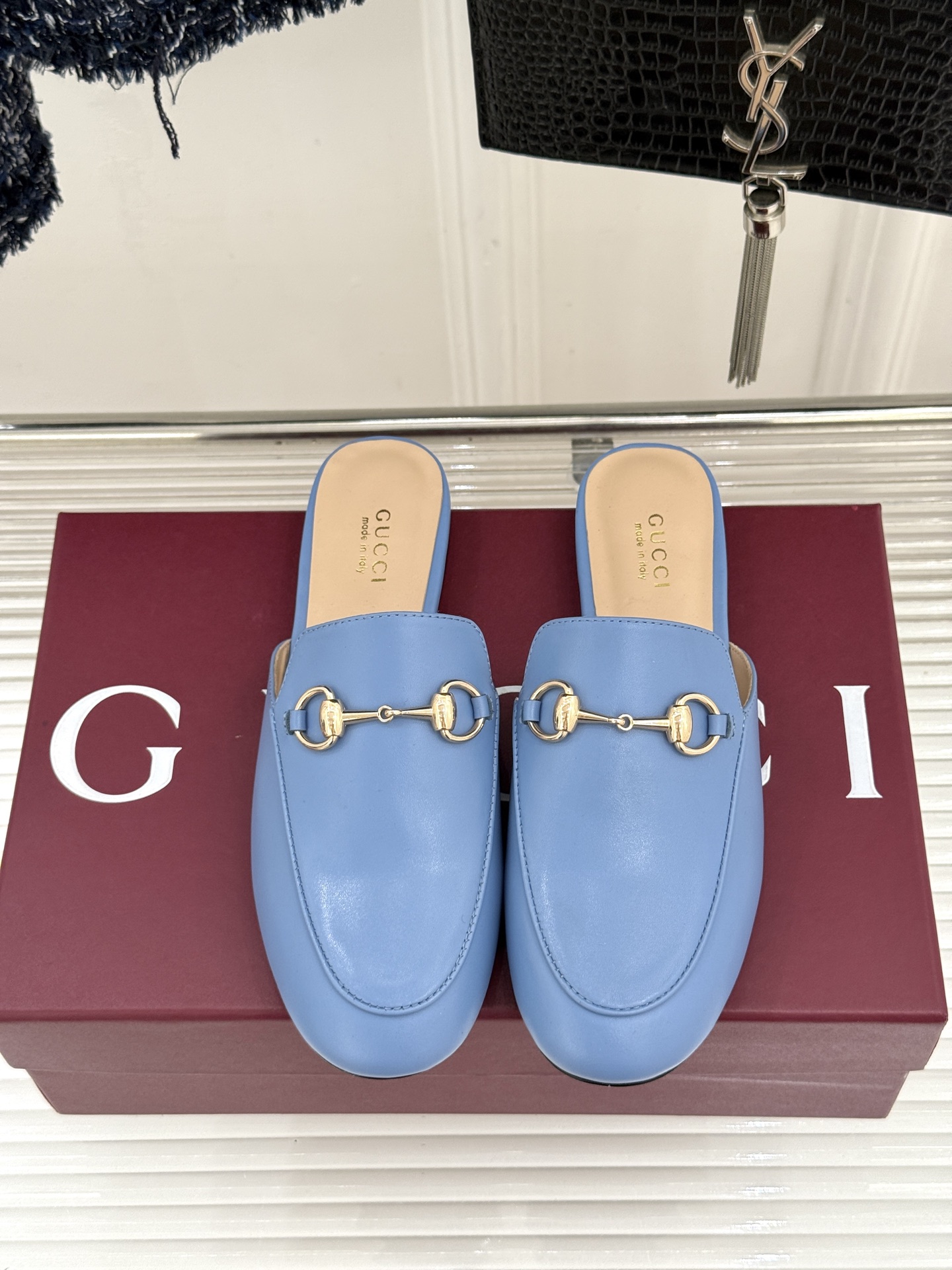 Gucci/古驰经典老花马衔扣穆勒半拖鞋 一脚蹬的自在 被G家马衔扣半拖轻松拿捏。标志性马衔扣搭配老花G