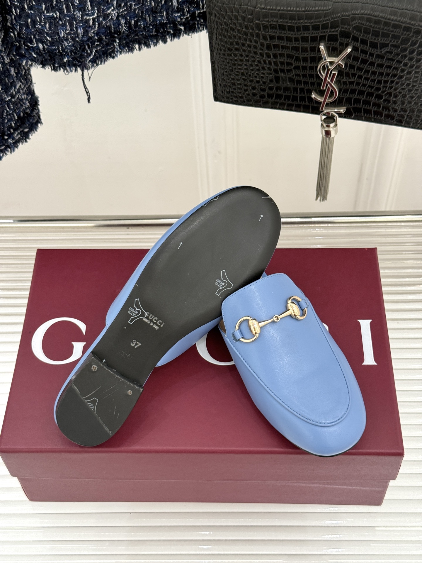 Gucci/古驰经典老花马衔扣穆勒半拖鞋 一脚蹬的自在 被G家马衔扣半拖轻松拿捏。标志性马衔扣搭配老花G