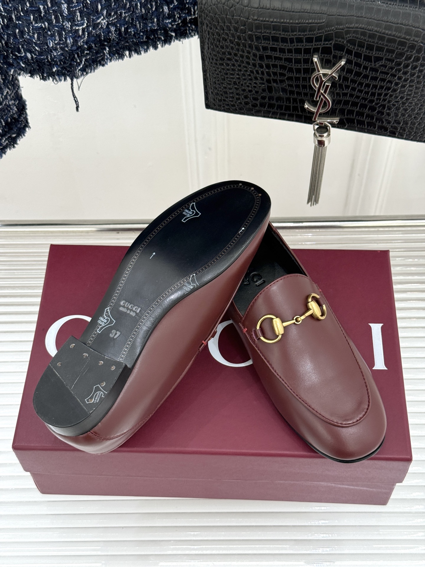 gucci/古驰经典马衔扣踩跟乐福鞋自1953年诞生的传奇符号是优雅与自在的永恒注解。Gucci经典马衔