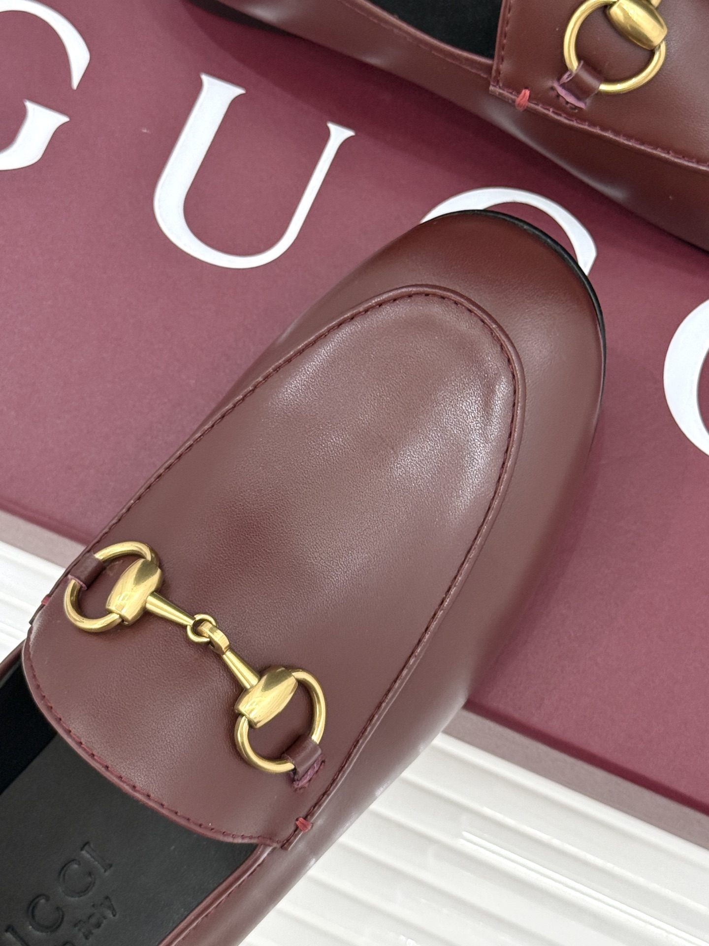 gucci/古驰经典马衔扣踩跟乐福鞋自1953年诞生的传奇符号是优雅与自在的永恒注解。Gucci经典马衔