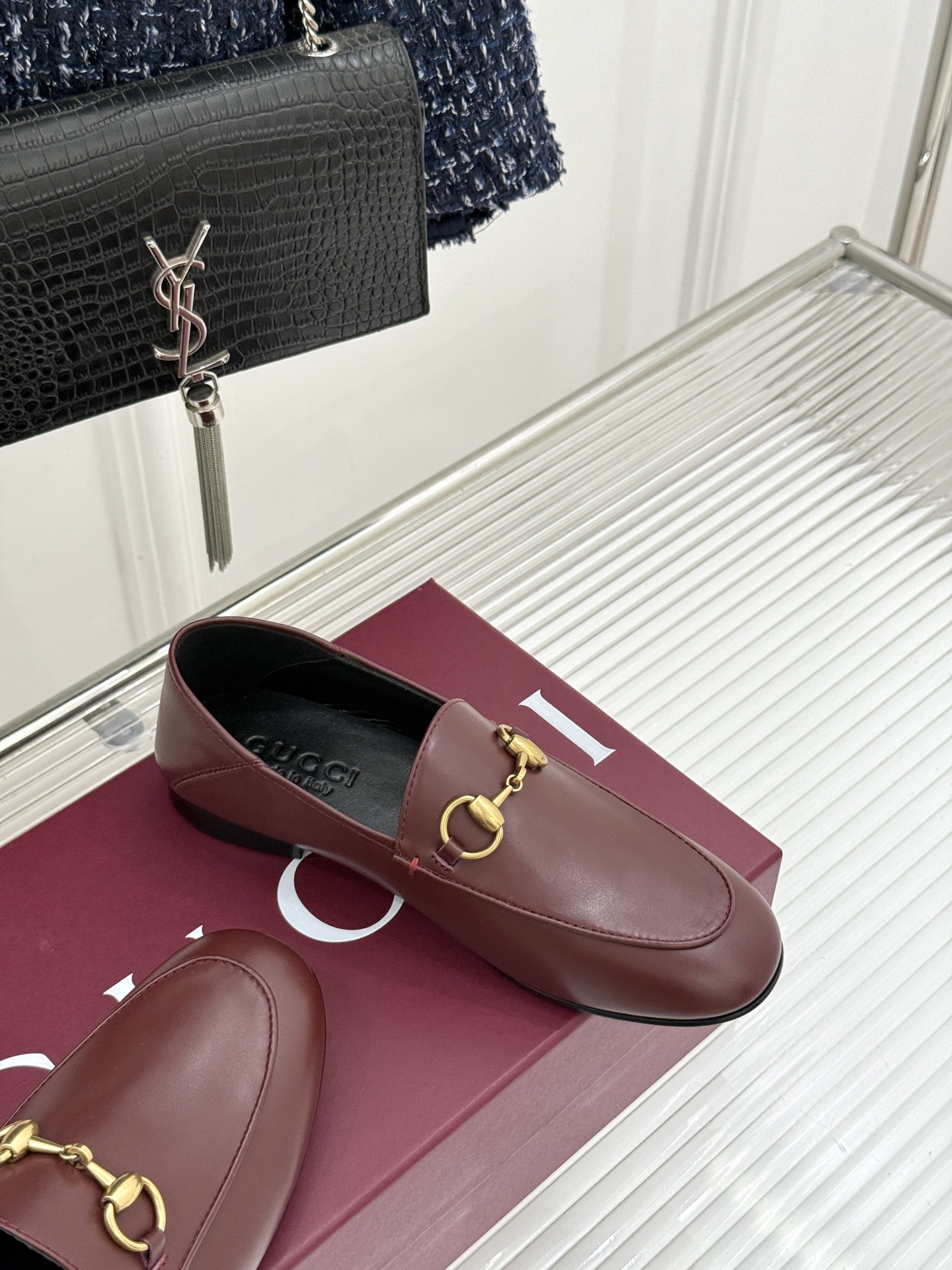 gucci/古驰经典马衔扣踩跟乐福鞋自1953年诞生的传奇符号是优雅与自在的永恒注解。Gucci经典马衔