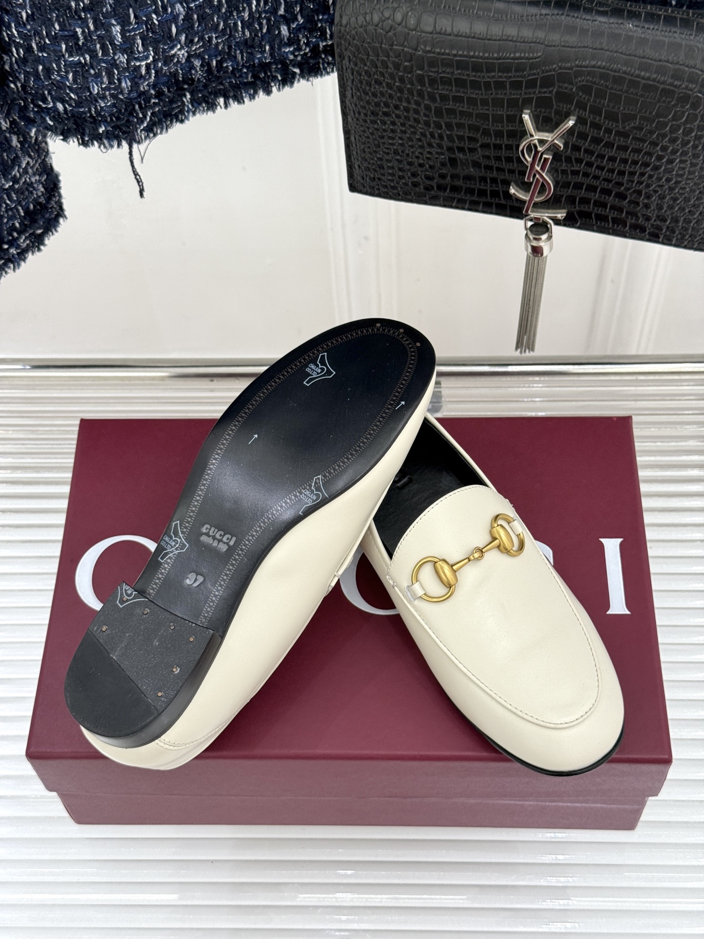 gucci/古驰经典马衔扣踩跟乐福鞋自1953年诞生的传奇符号是优雅与自在的永恒注解。Gucci经典马衔