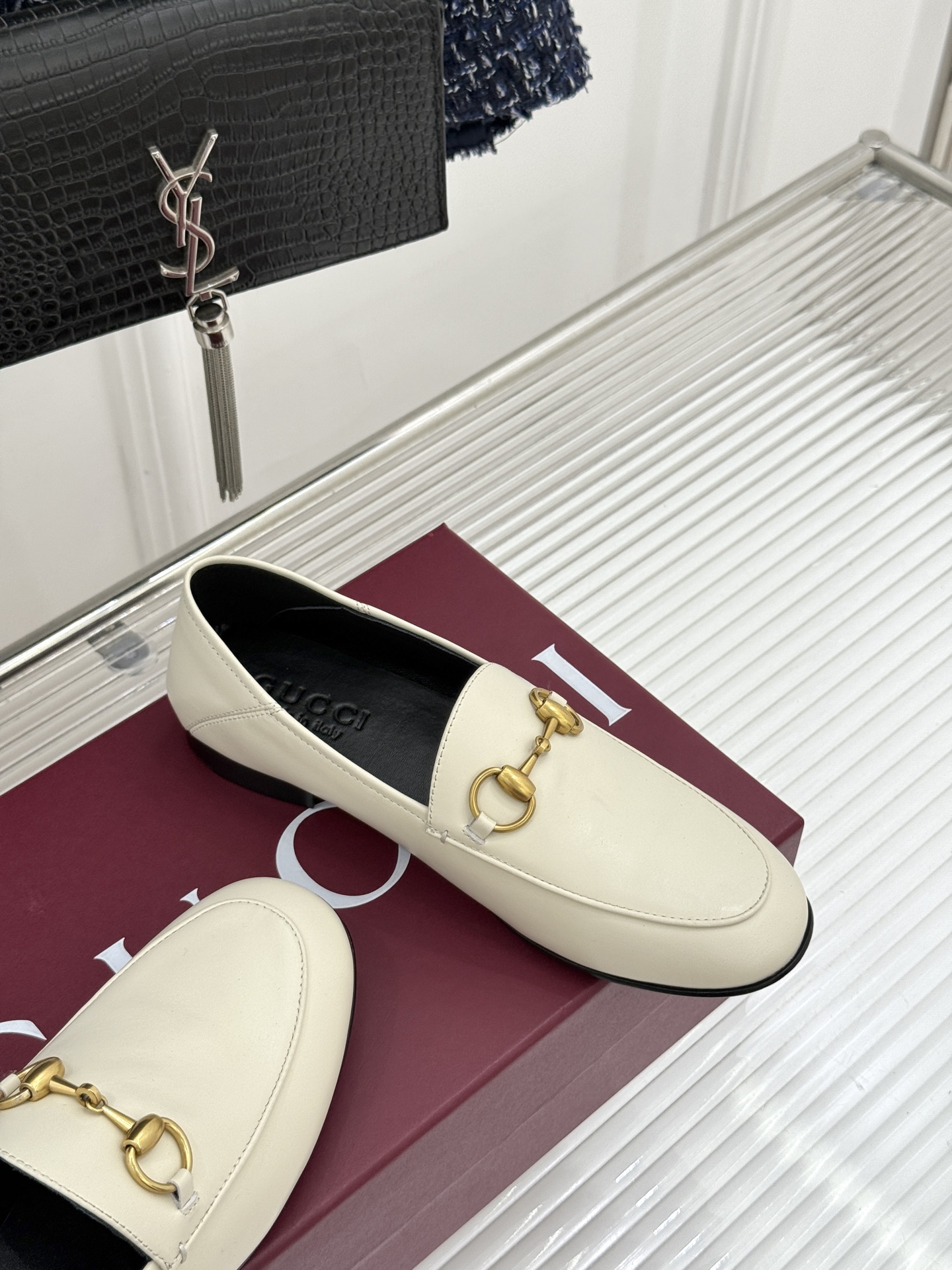 gucci/古驰经典马衔扣踩跟乐福鞋自1953年诞生的传奇符号是优雅与自在的永恒注解。Gucci经典马衔