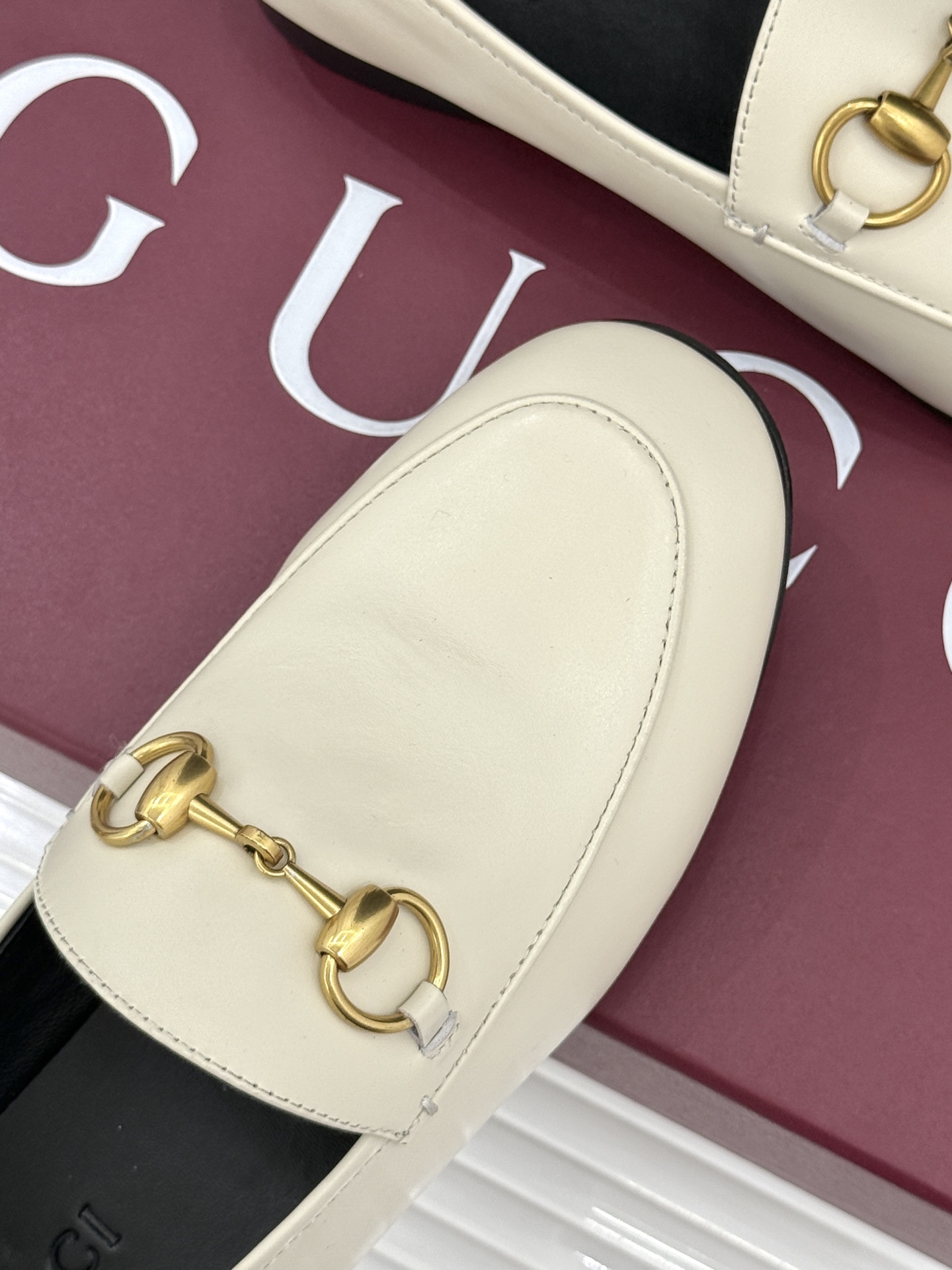 gucci/古驰经典马衔扣踩跟乐福鞋自1953年诞生的传奇符号是优雅与自在的永恒注解。Gucci经典马衔