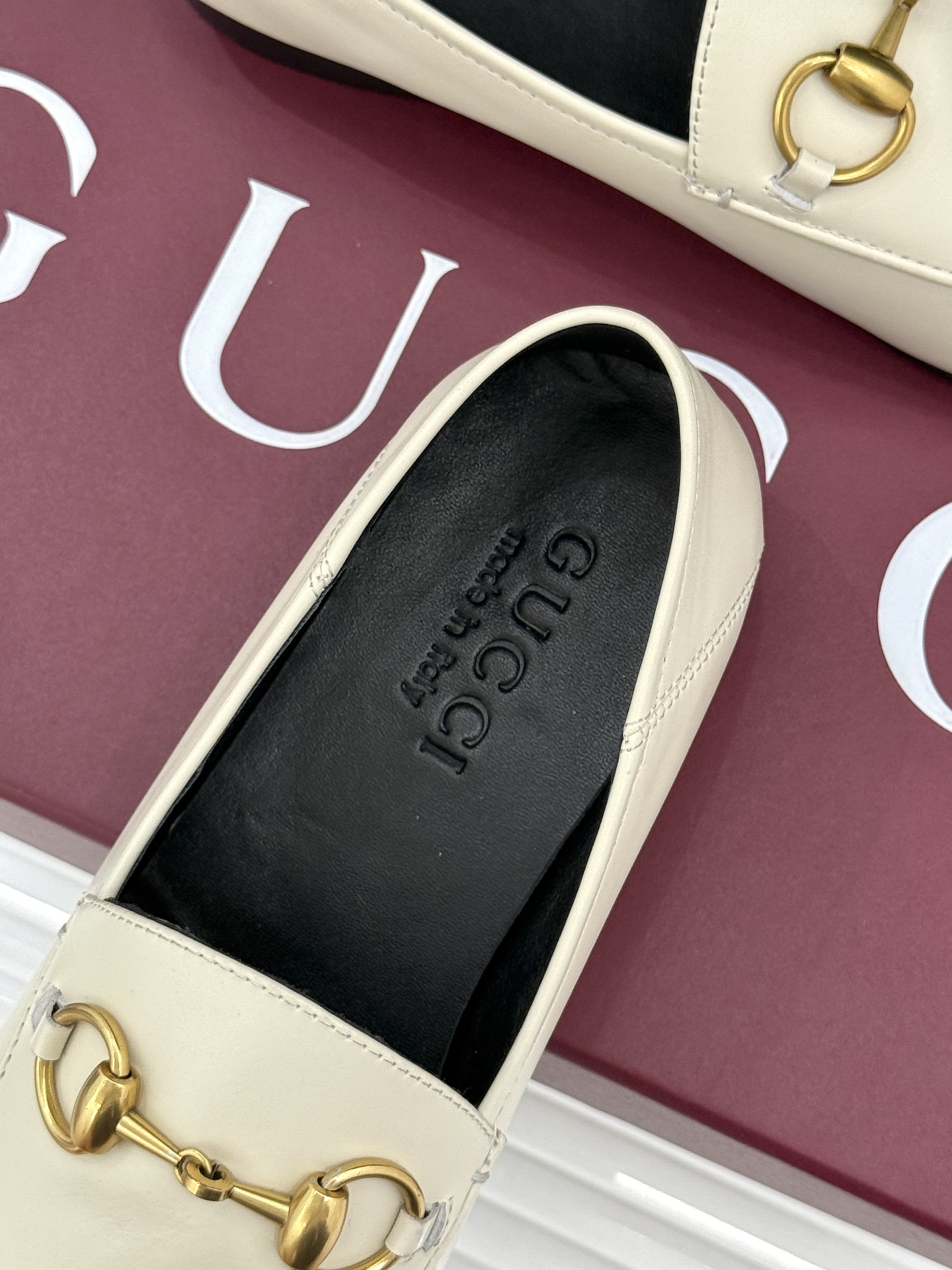 gucci/古驰经典马衔扣踩跟乐福鞋自1953年诞生的传奇符号是优雅与自在的永恒注解。Gucci经典马衔