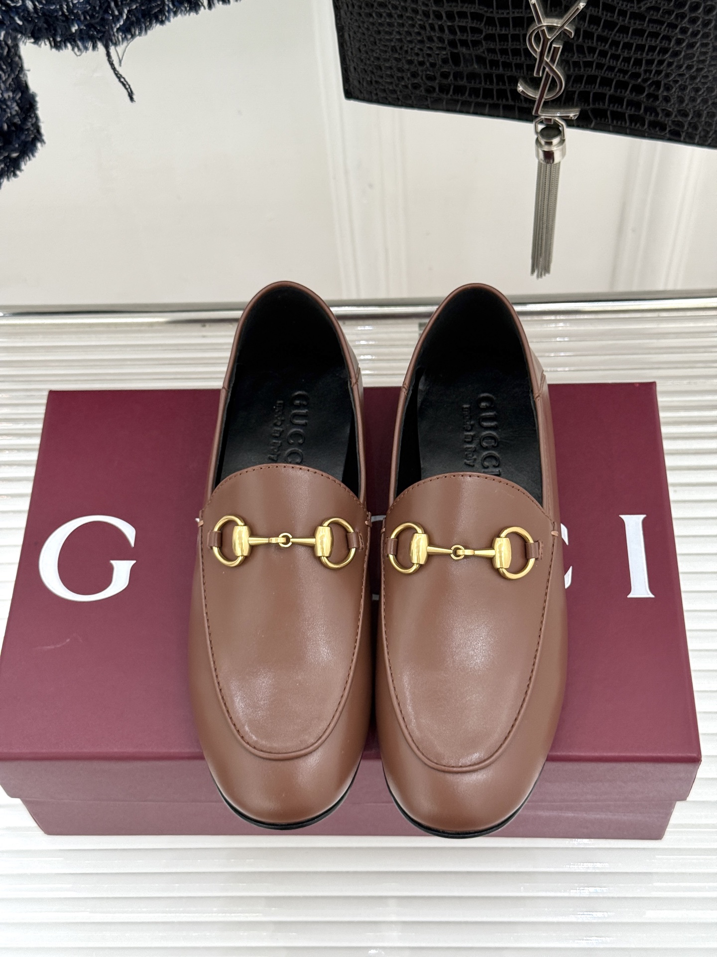 gucci/古驰经典马衔扣踩跟乐福鞋自1953年诞生的传奇符号是优雅与自在的永恒注解。Gucci经典马衔