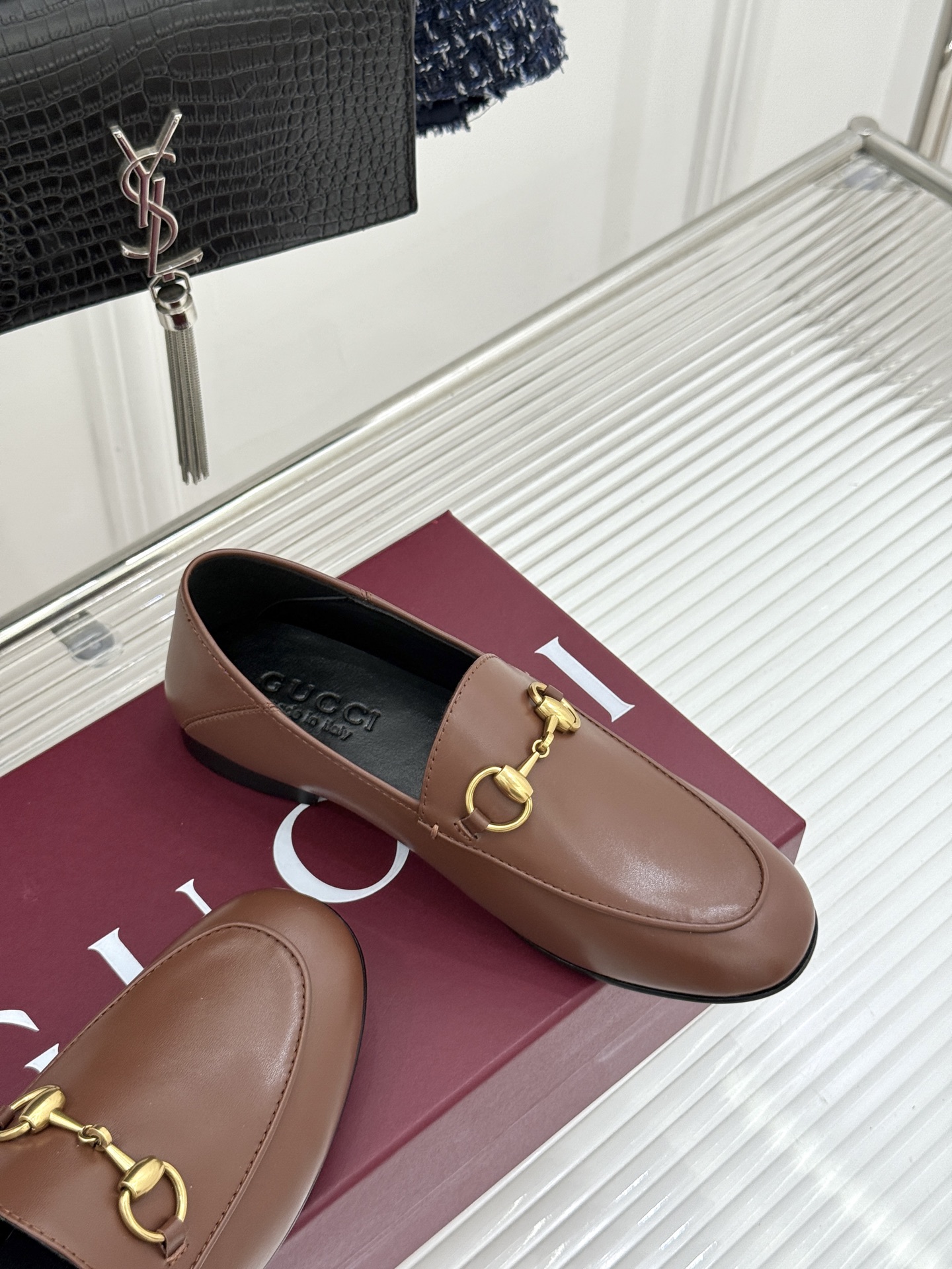 gucci/古驰经典马衔扣踩跟乐福鞋自1953年诞生的传奇符号是优雅与自在的永恒注解。Gucci经典马衔