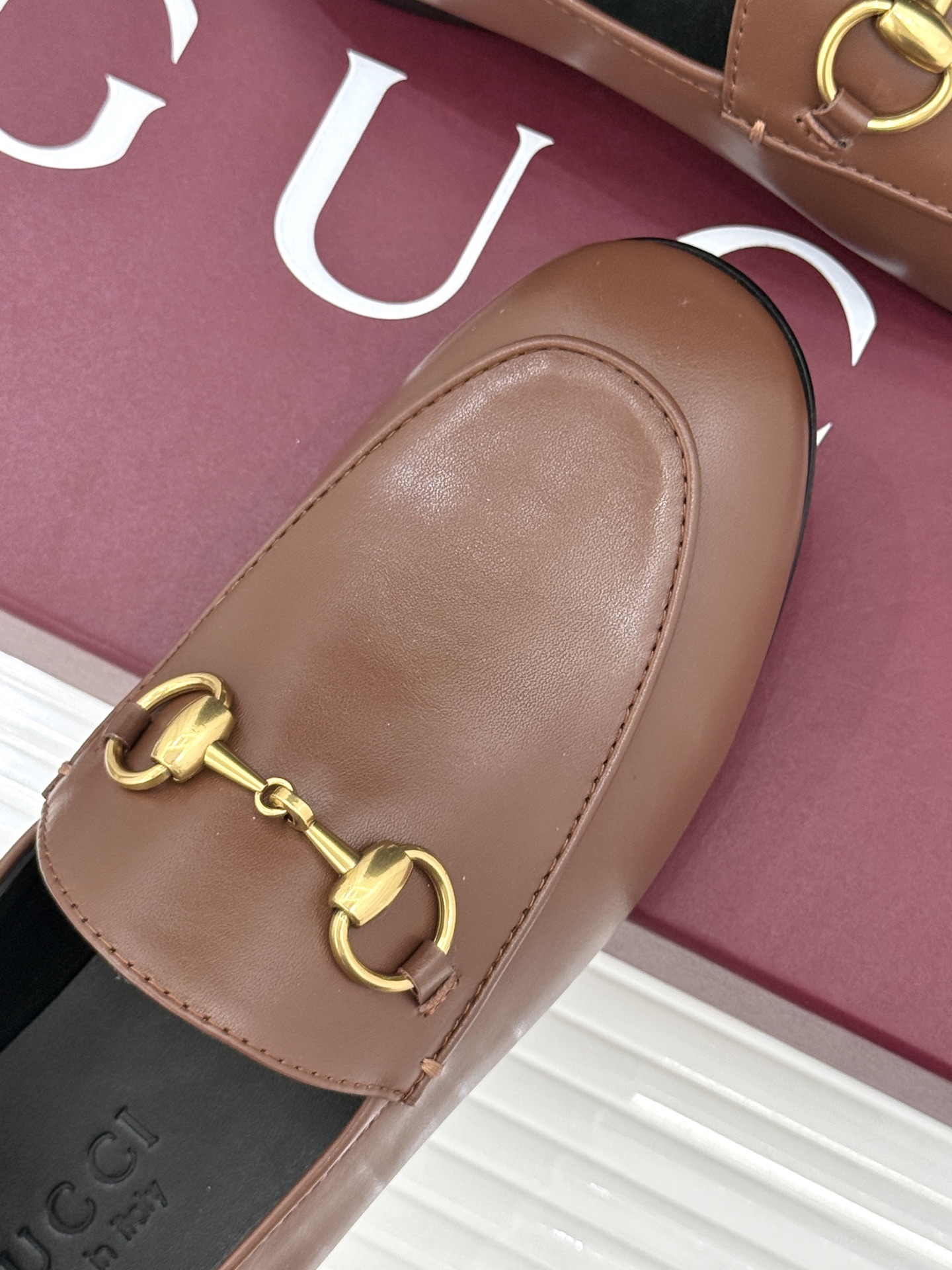 gucci/古驰经典马衔扣踩跟乐福鞋自1953年诞生的传奇符号是优雅与自在的永恒注解。Gucci经典马衔