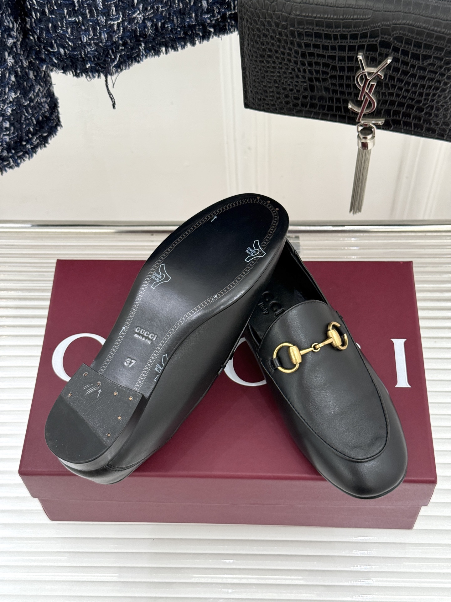 gucci/古驰经典马衔扣踩跟乐福鞋自1953年诞生的传奇符号是优雅与自在的永恒注解。Gucci经典马衔