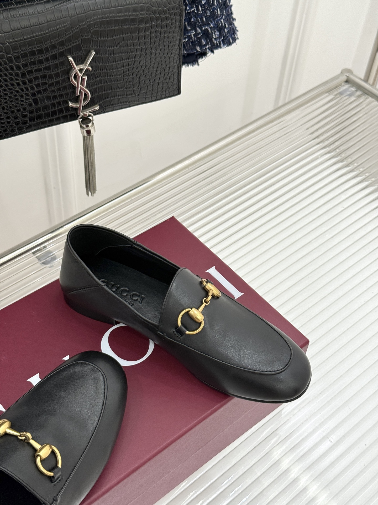 gucci/古驰经典马衔扣踩跟乐福鞋自1953年诞生的传奇符号是优雅与自在的永恒注解。Gucci经典马衔