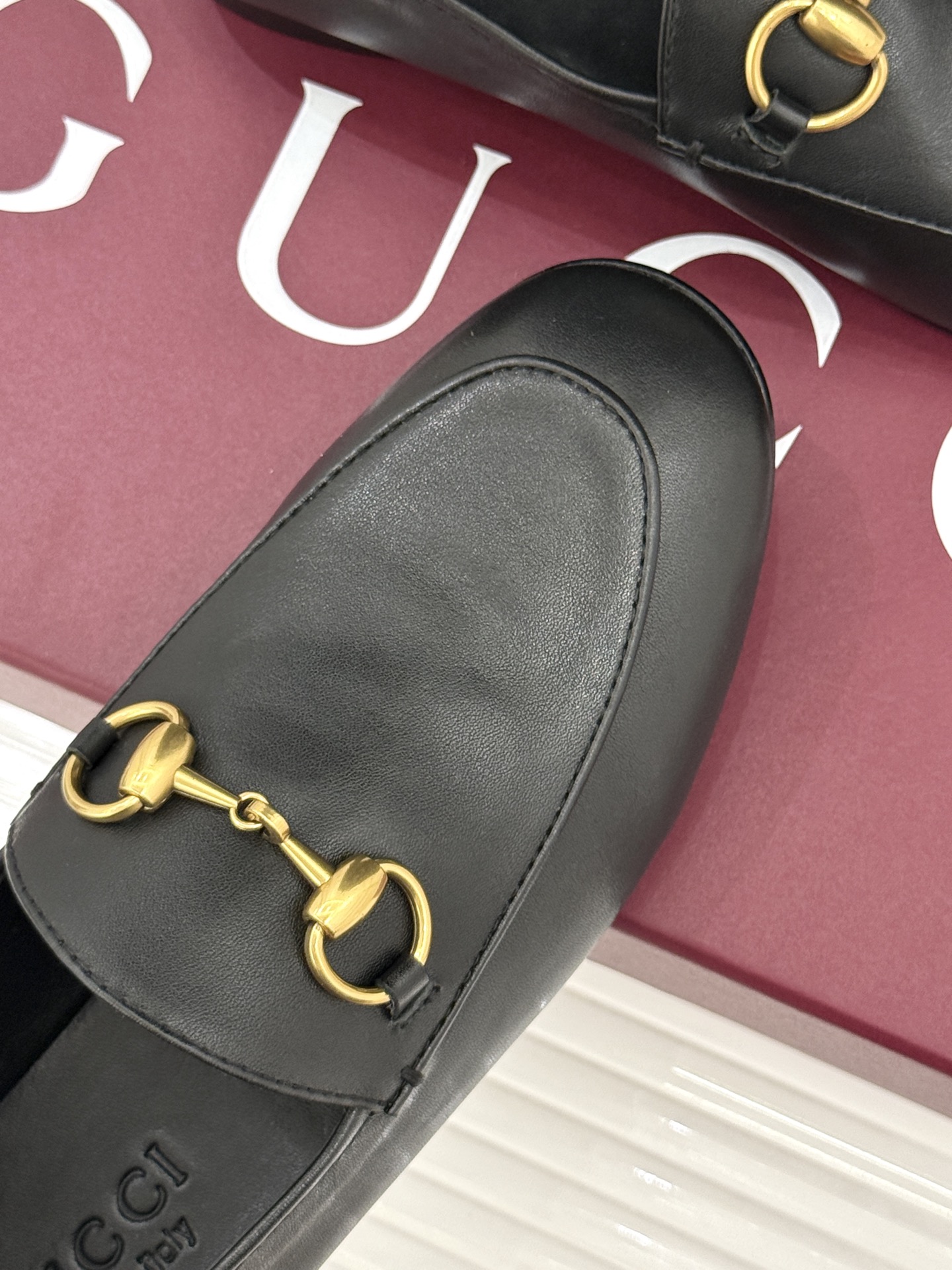 gucci/古驰经典马衔扣踩跟乐福鞋自1953年诞生的传奇符号是优雅与自在的永恒注解。Gucci经典马衔