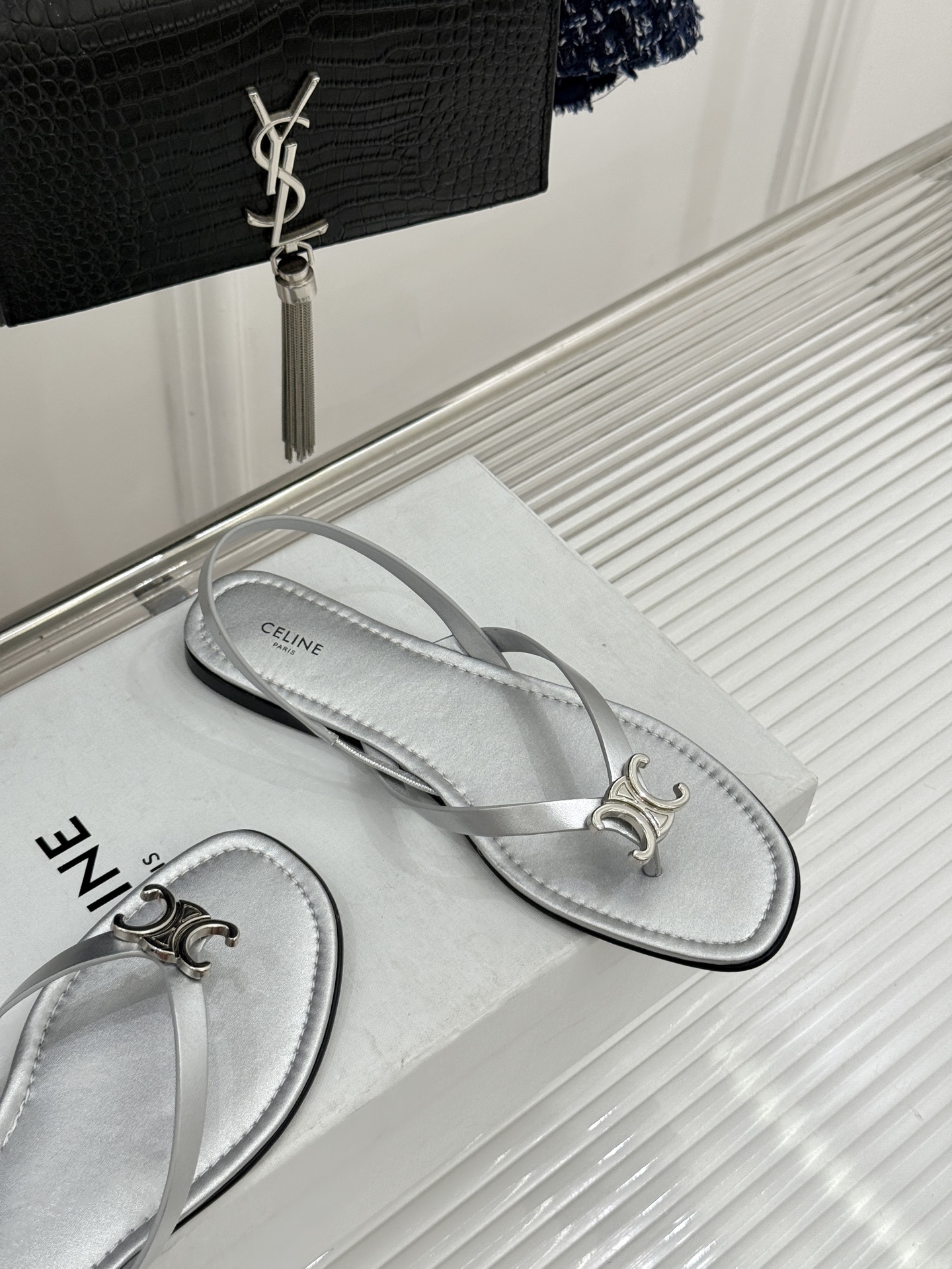 Celine/赛琳26WF新品凯旋门夹脚人字凉鞋以极简轮廓重塑法式奢雅。甄选细腻牛皮革与柔软羊皮革衬里5