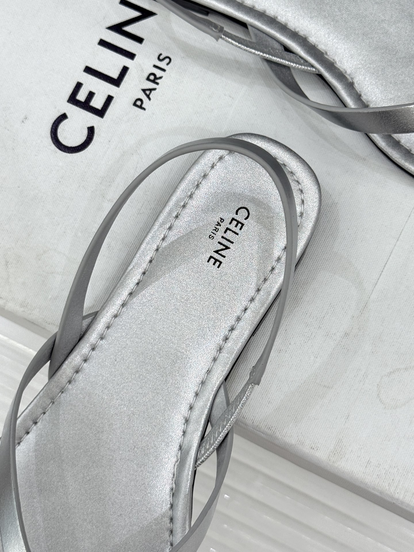 Celine/赛琳26WF新品凯旋门夹脚人字凉鞋以极简轮廓重塑法式奢雅。甄选细腻牛皮革与柔软羊皮革衬里5