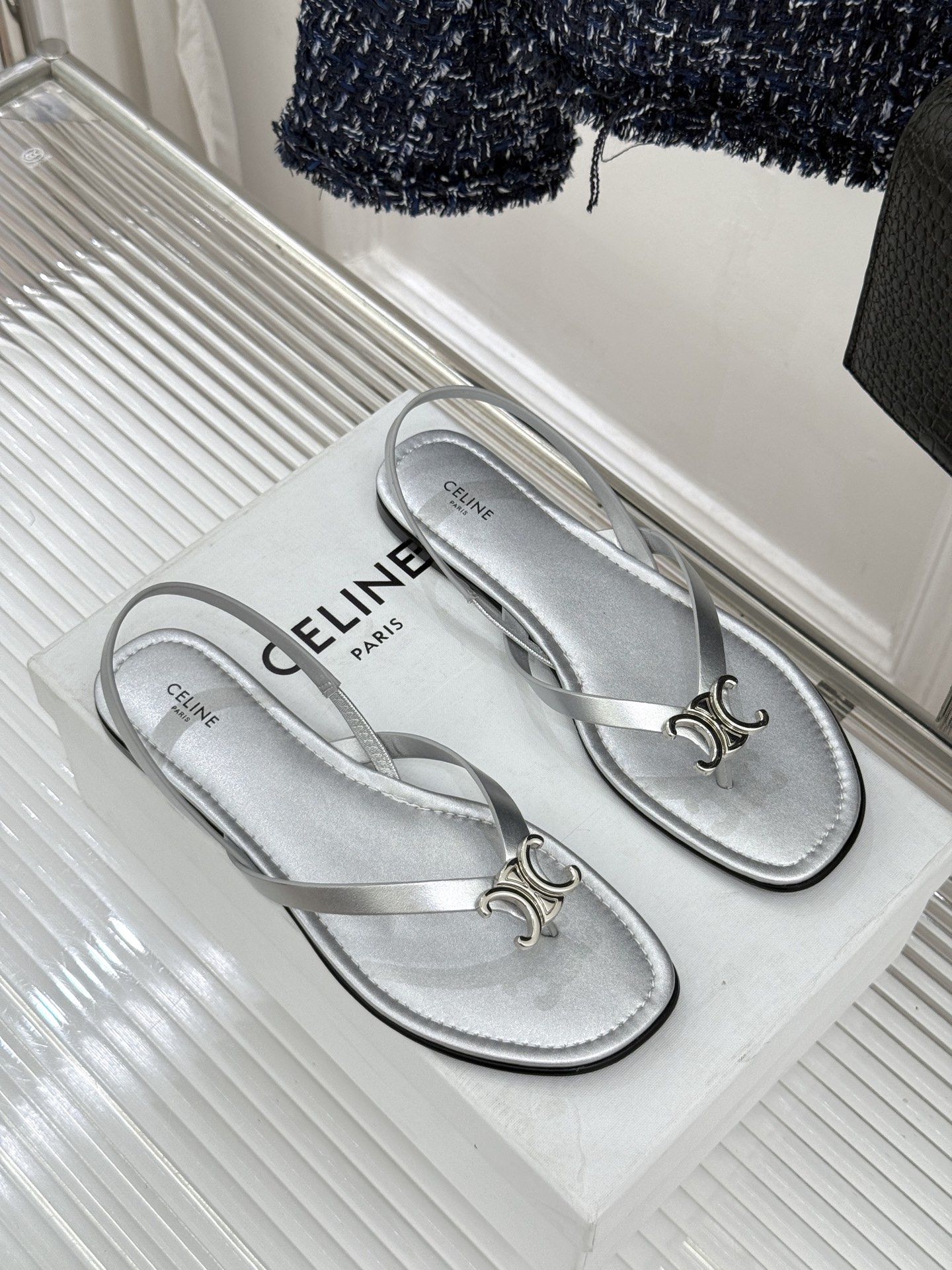 Celine/赛琳26WF新品凯旋门夹脚人字凉鞋以极简轮廓重塑法式奢雅。甄选细腻牛皮革与柔软羊皮革衬里5