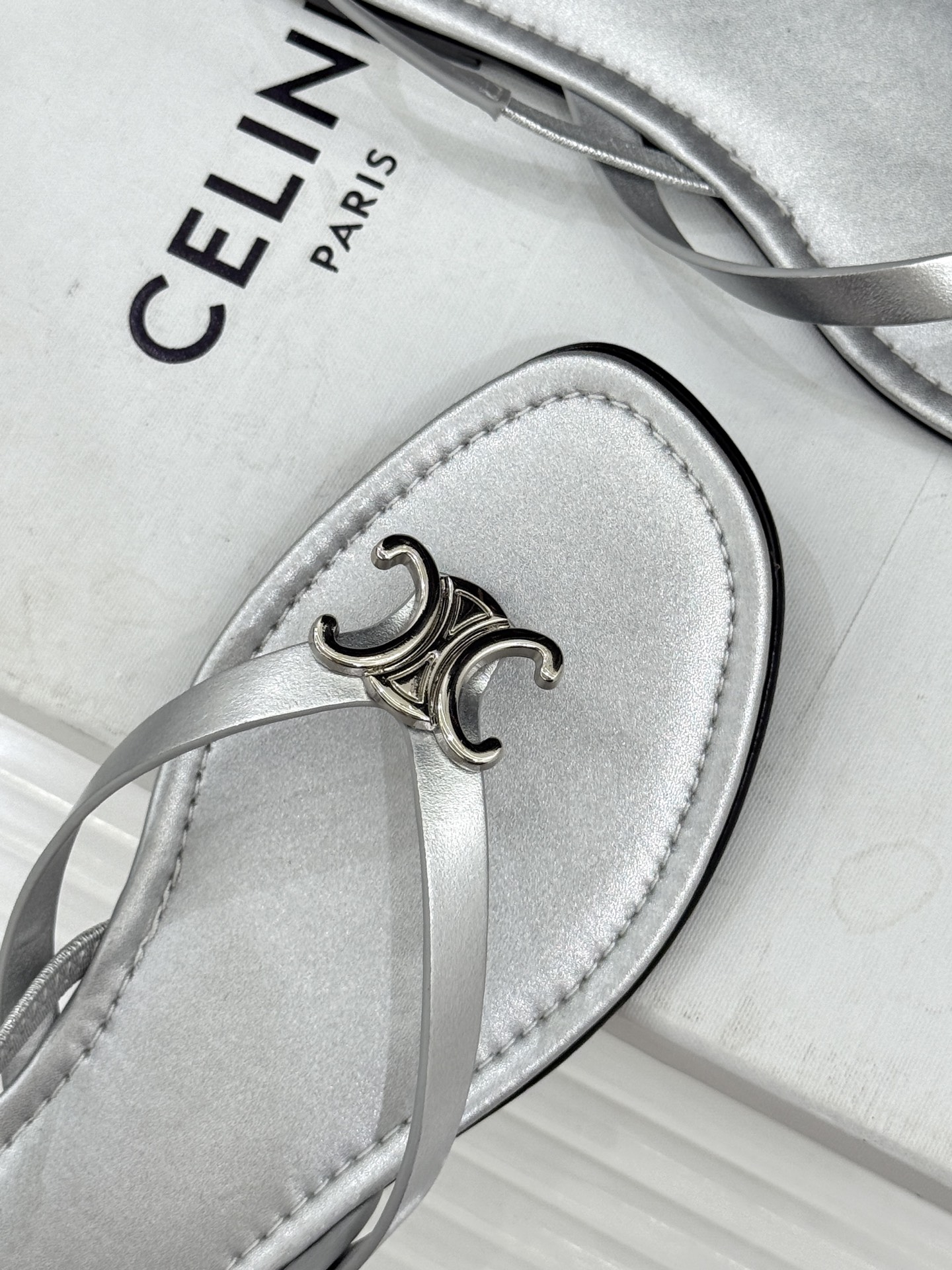 Celine/赛琳26WF新品凯旋门夹脚人字凉鞋以极简轮廓重塑法式奢雅。甄选细腻牛皮革与柔软羊皮革衬里5