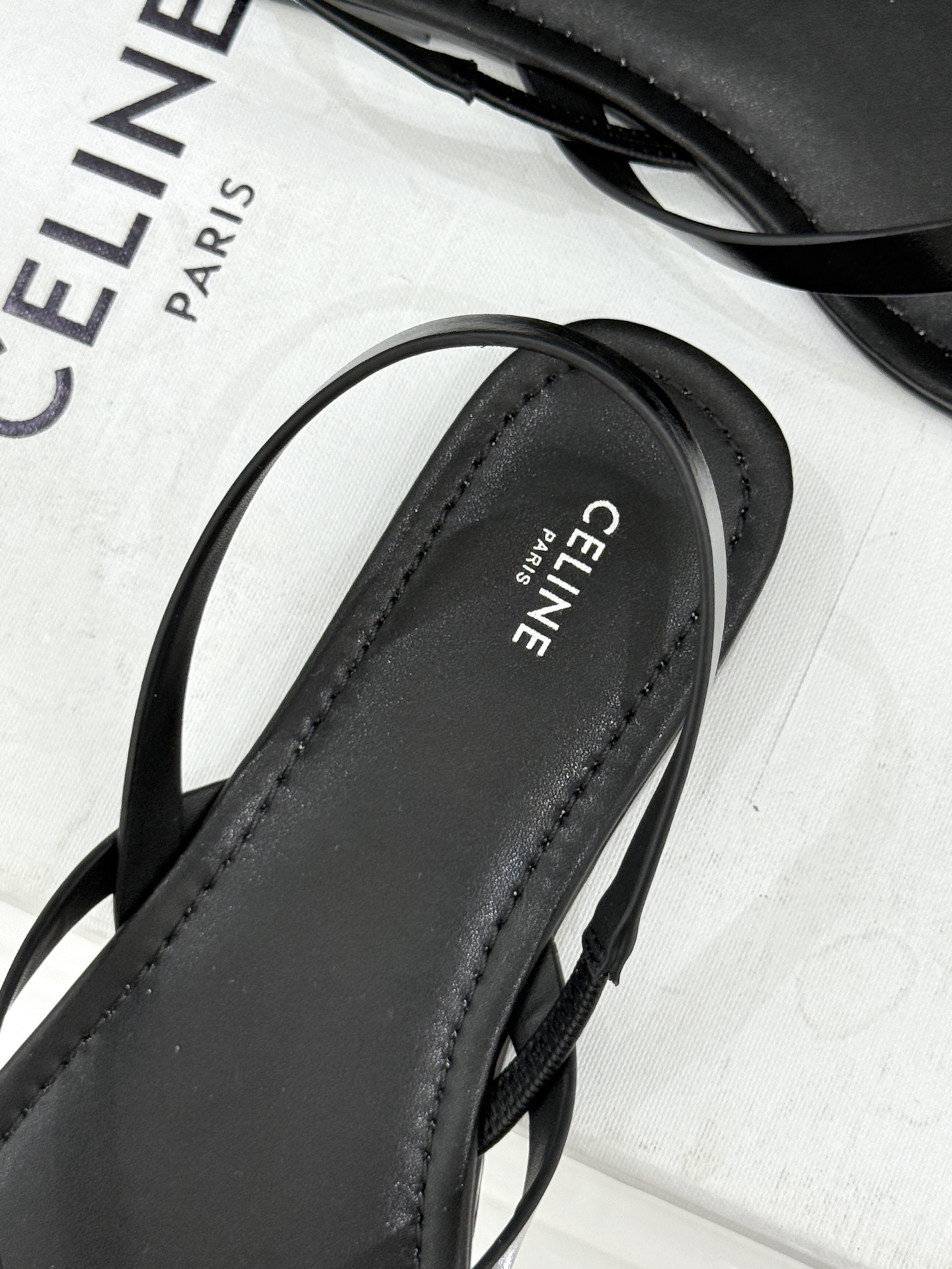 Celine/赛琳26WF新品凯旋门夹脚人字凉鞋以极简轮廓重塑法式奢雅。甄选细腻牛皮革与柔软羊皮革衬里5