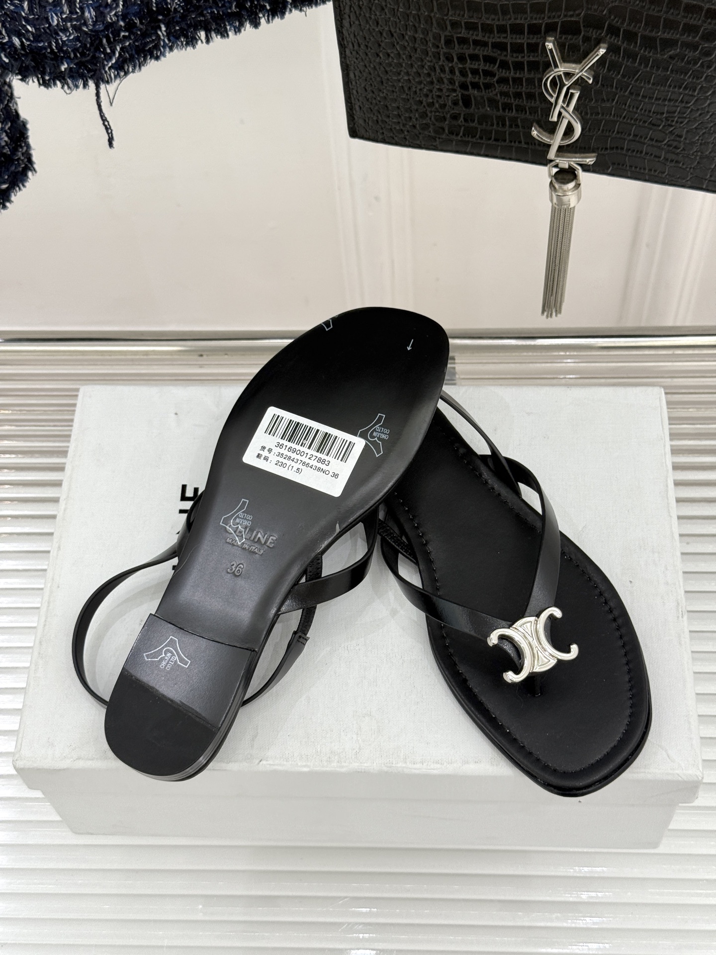 Celine/赛琳26WF新品凯旋门夹脚人字凉鞋以极简轮廓重塑法式奢雅。甄选细腻牛皮革与柔软羊皮革衬里5