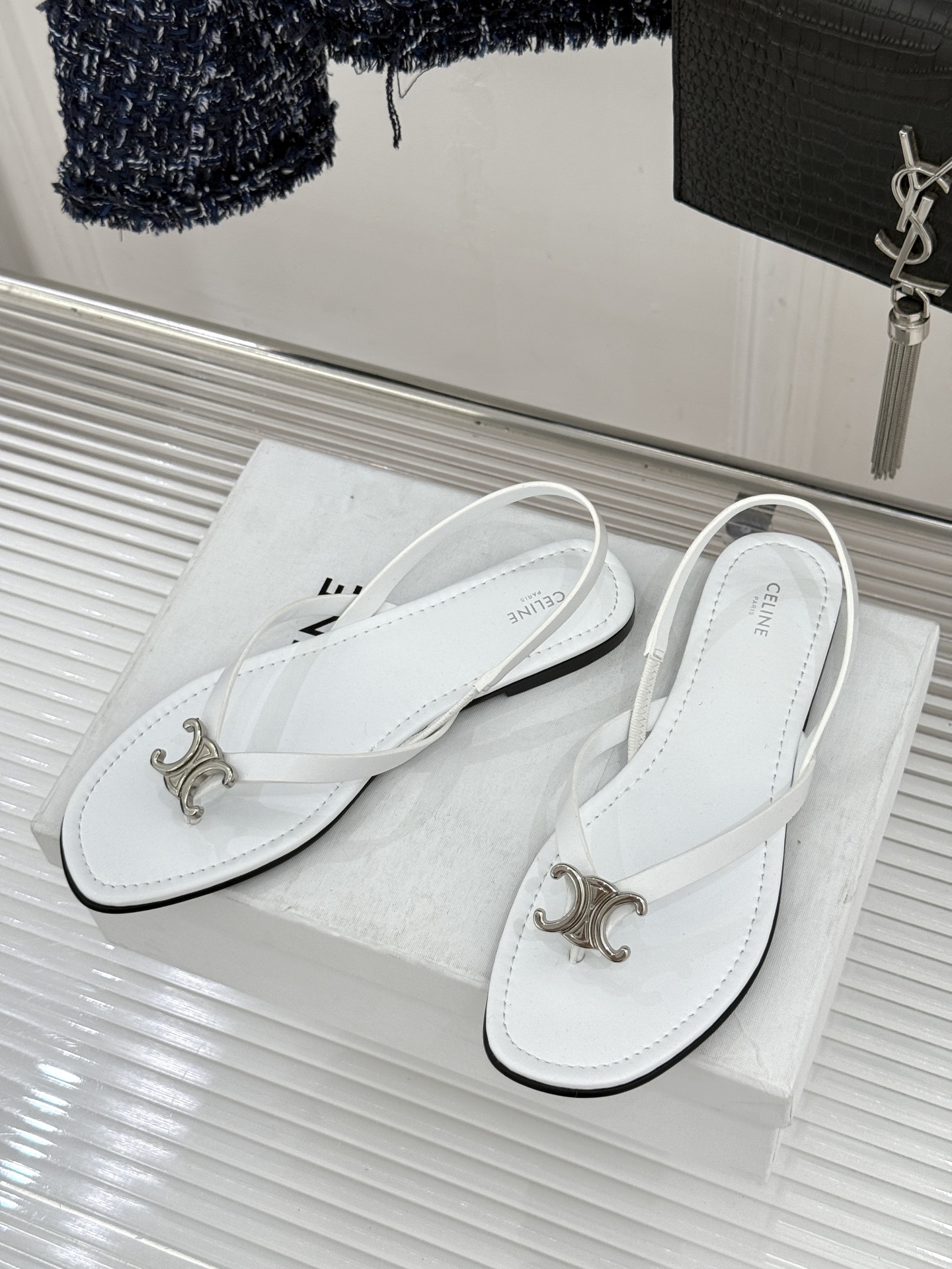 Celine/赛琳26WF新品凯旋门夹脚人字凉鞋以极简轮廓重塑法式奢雅。甄选细腻牛皮革与柔软羊皮革衬里5