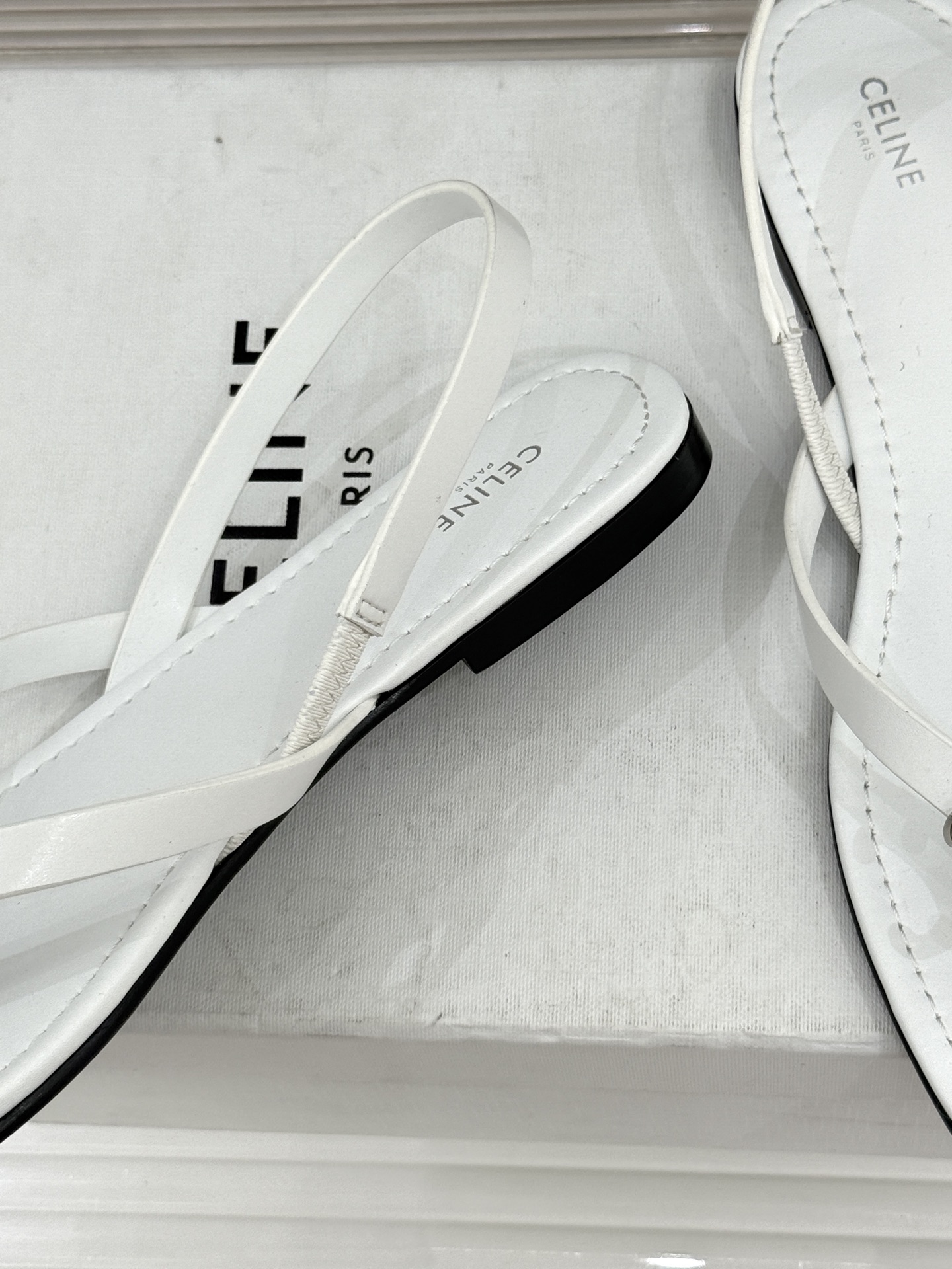 Celine/赛琳26WF新品凯旋门夹脚人字凉鞋以极简轮廓重塑法式奢雅。甄选细腻牛皮革与柔软羊皮革衬里5