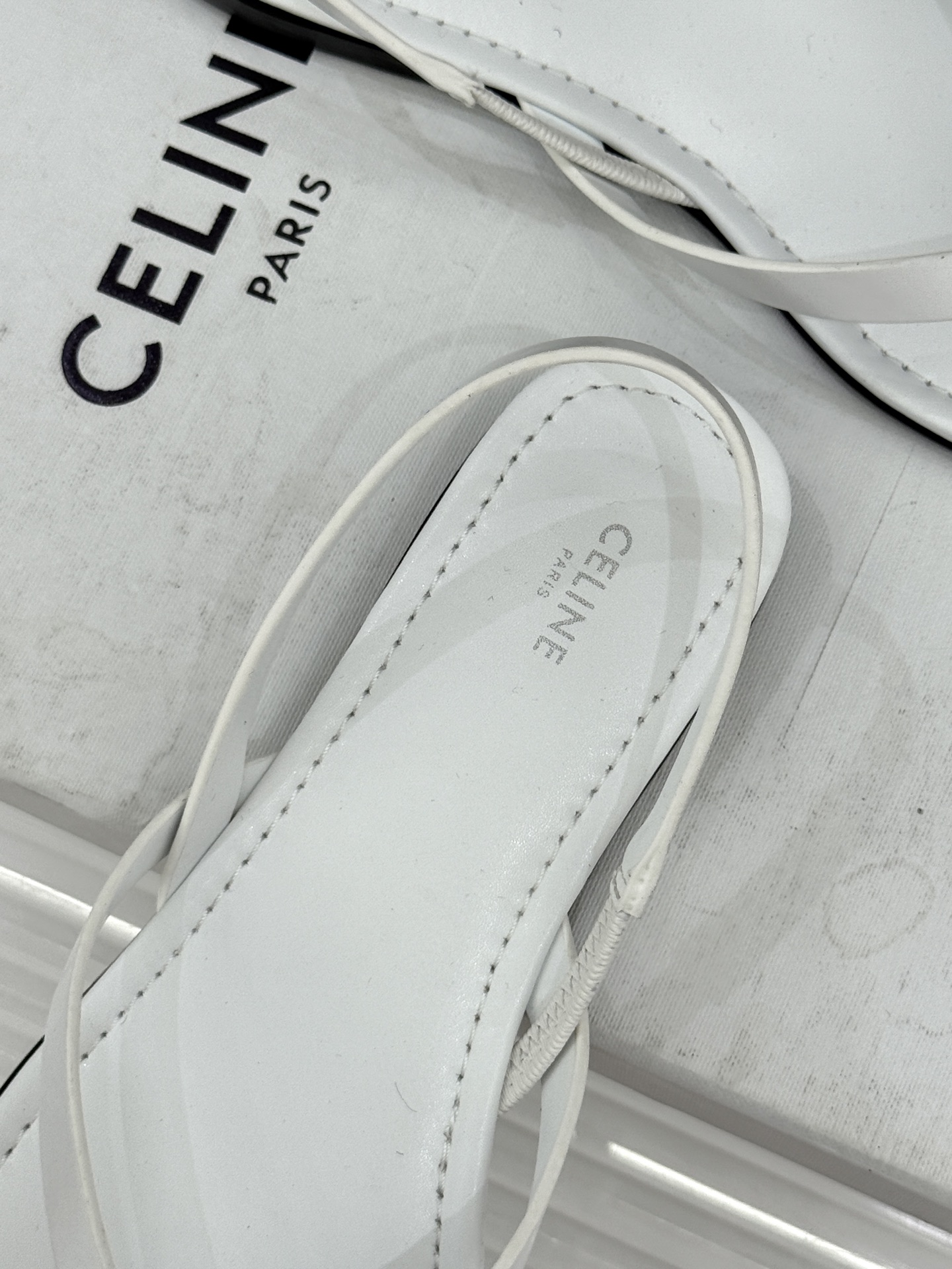 Celine/赛琳26WF新品凯旋门夹脚人字凉鞋以极简轮廓重塑法式奢雅。甄选细腻牛皮革与柔软羊皮革衬里5