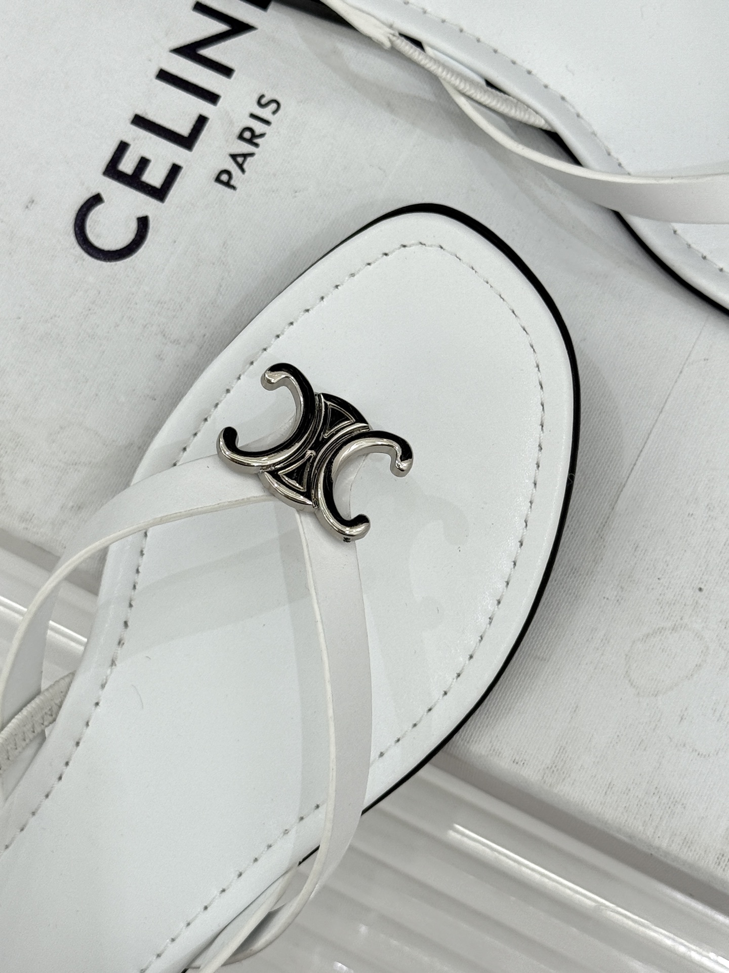 Celine/赛琳26WF新品凯旋门夹脚人字凉鞋以极简轮廓重塑法式奢雅。甄选细腻牛皮革与柔软羊皮革衬里5