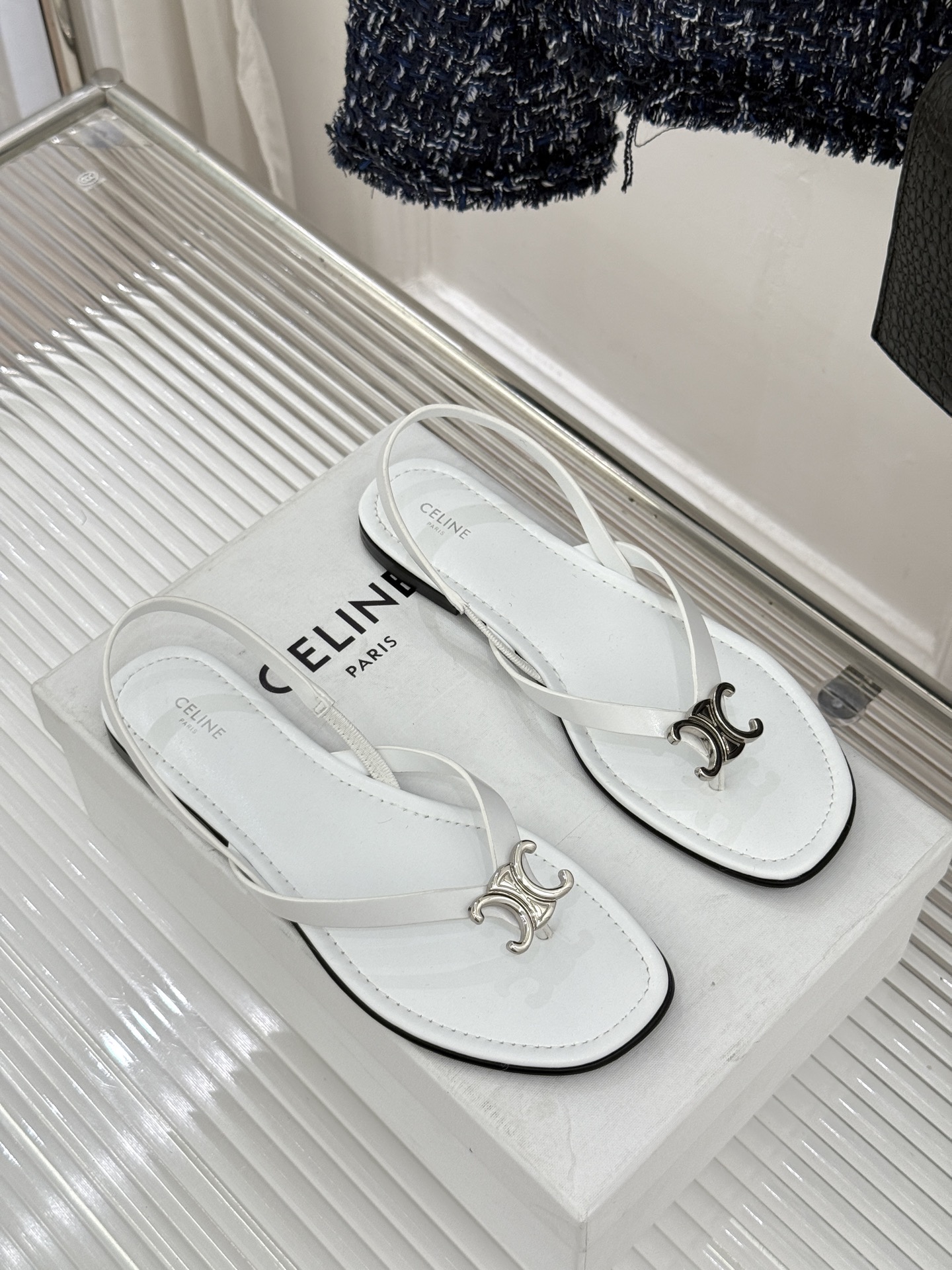 Celine/赛琳26WF新品凯旋门夹脚人字凉鞋以极简轮廓重塑法式奢雅。甄选细腻牛皮革与柔软羊皮革衬里5