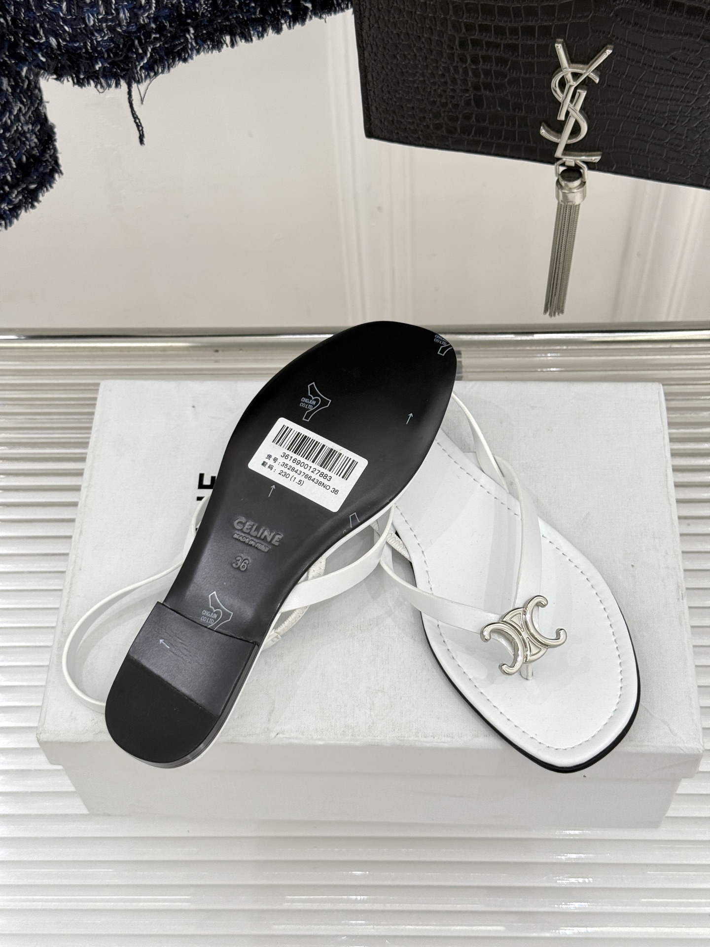 Celine/赛琳26WF新品凯旋门夹脚人字凉鞋以极简轮廓重塑法式奢雅。甄选细腻牛皮革与柔软羊皮革衬里5