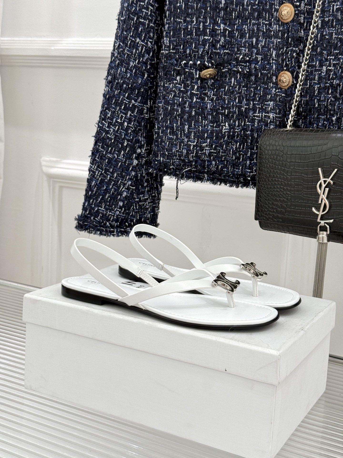 Celine/赛琳26WF新品凯旋门夹脚人字凉鞋以极简轮廓重塑法式奢雅。甄选细腻牛皮革与柔软羊皮革衬里5