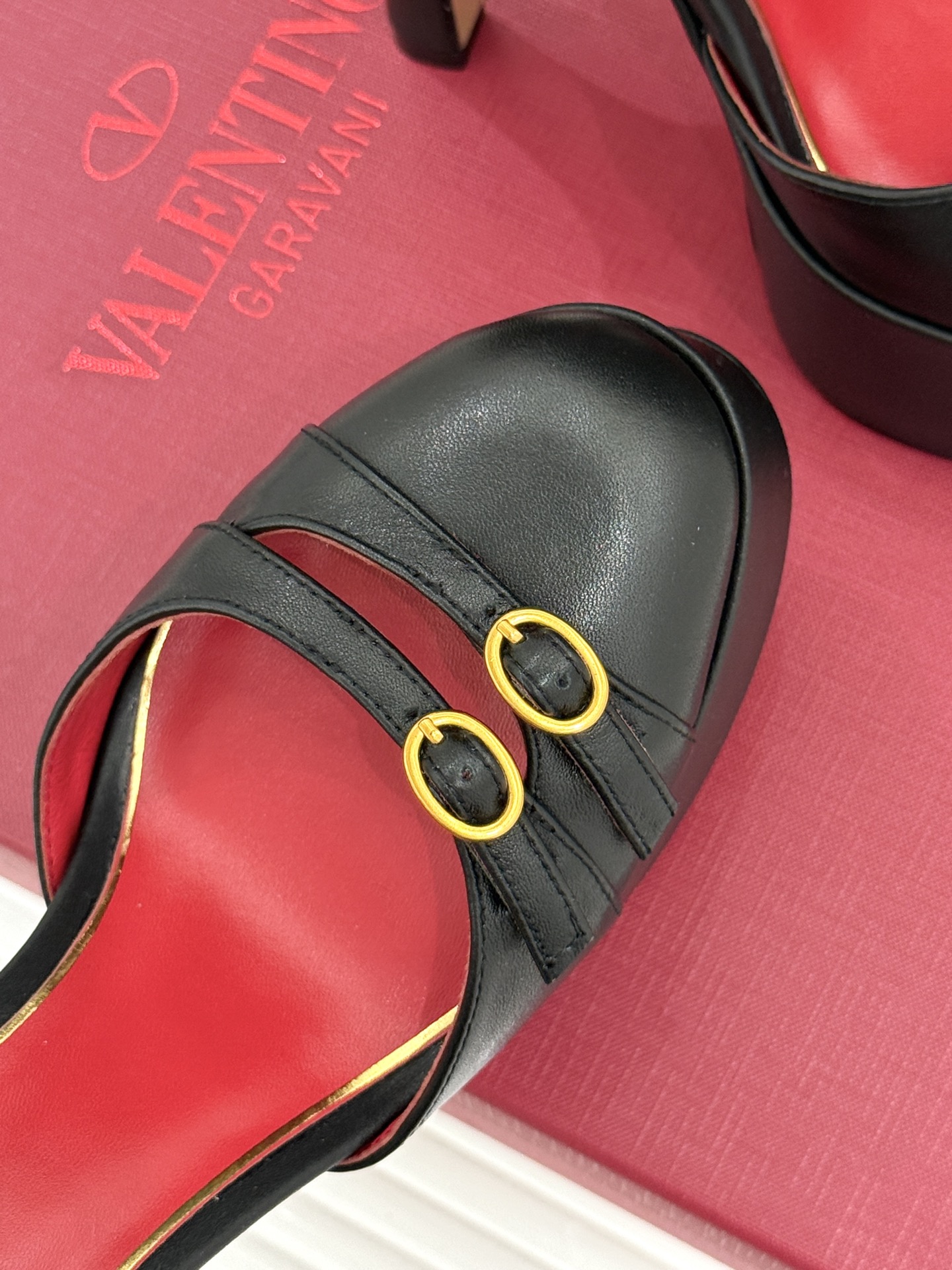 Valentino/华伦天奴26WF新品双带扣防水台恨天高凉鞋意式高定美学 踩在云端的女王气场。以定制牛