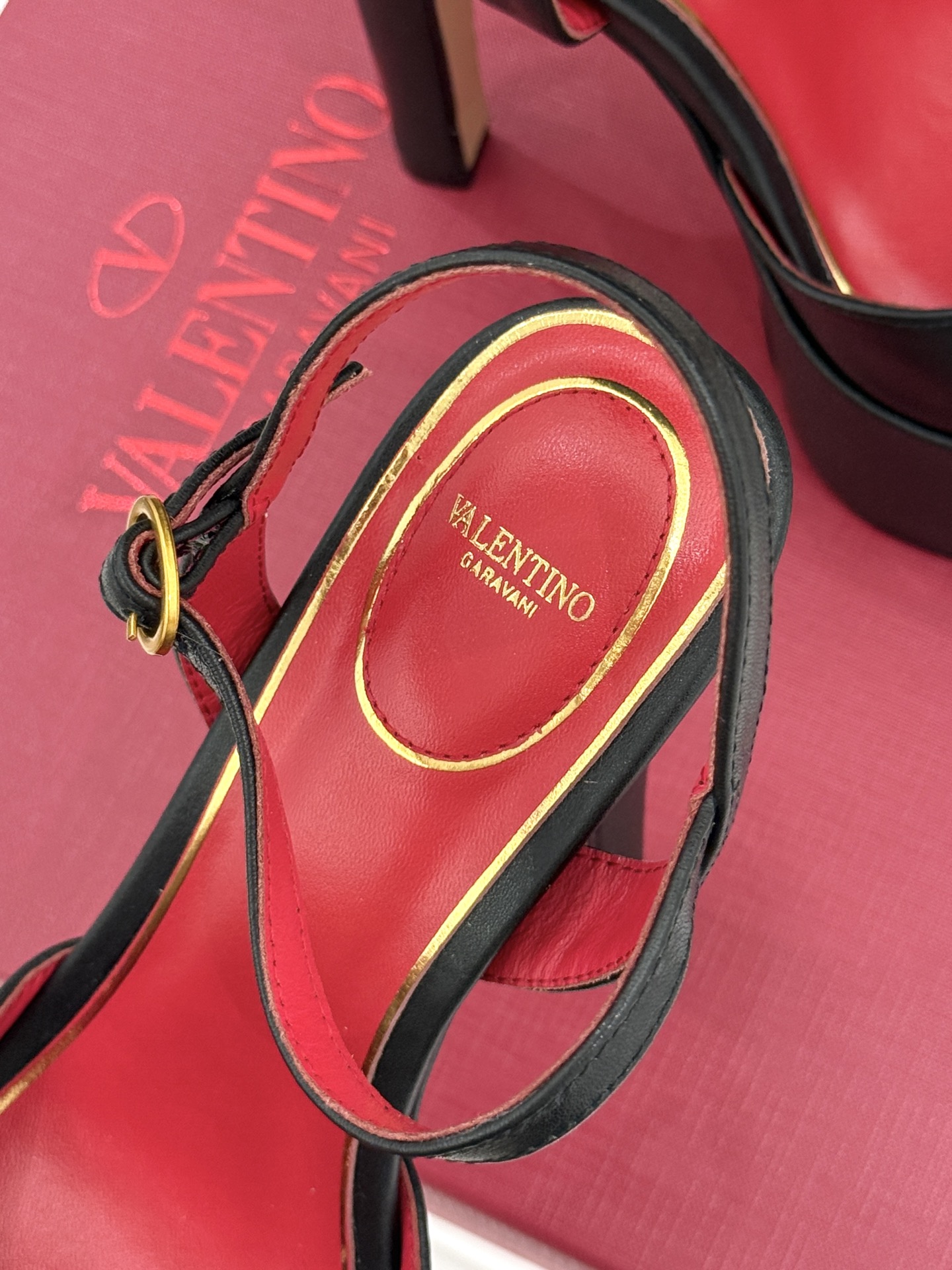 Valentino/华伦天奴26WF新品双带扣防水台恨天高凉鞋意式高定美学 踩在云端的女王气场。以定制牛