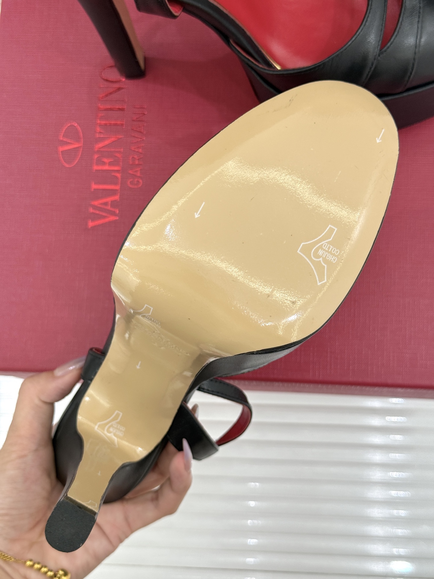 Valentino/华伦天奴26WF新品双带扣防水台恨天高凉鞋意式高定美学 踩在云端的女王气场。以定制牛