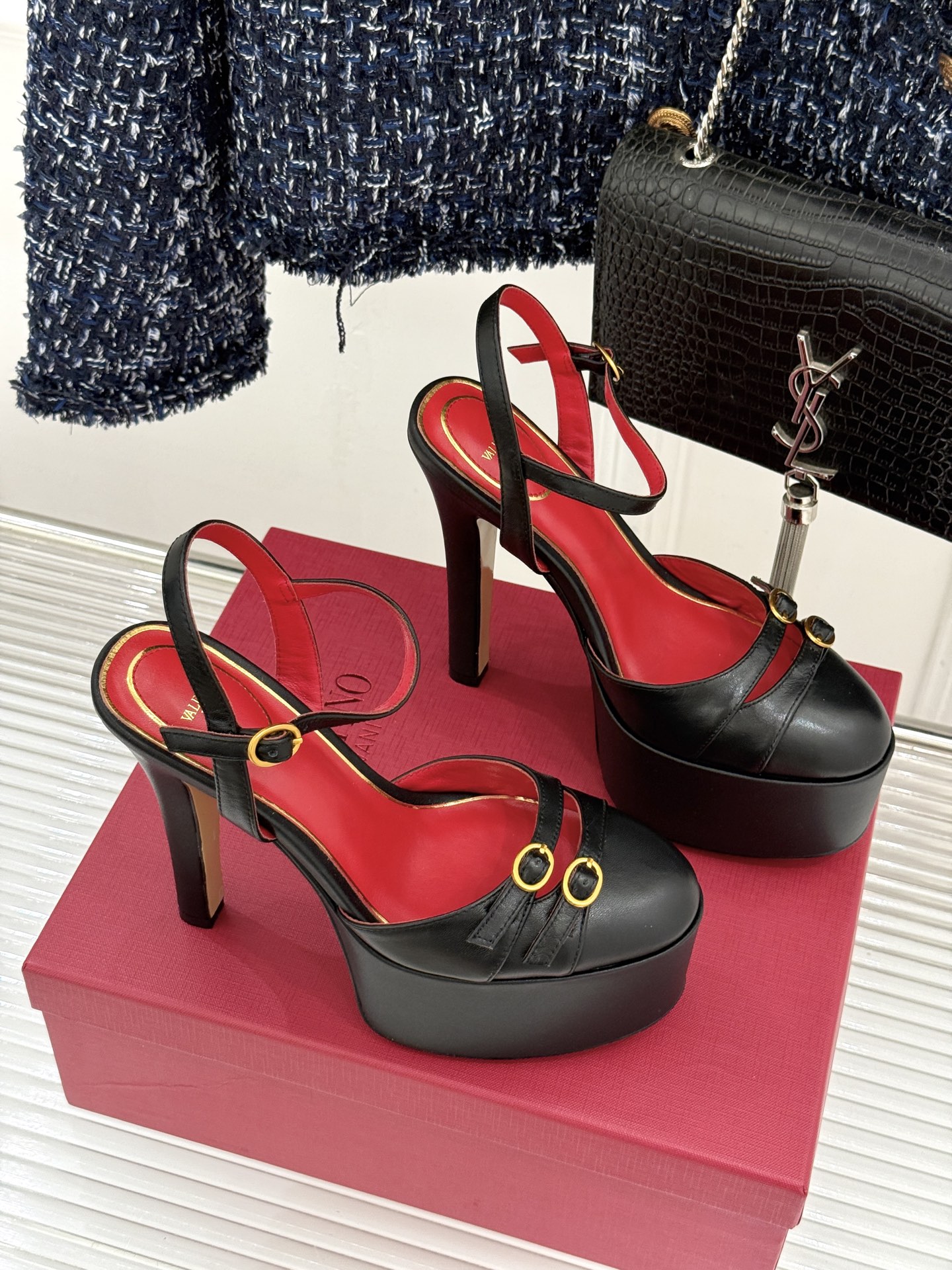 Valentino/华伦天奴26WF新品双带扣防水台恨天高凉鞋意式高定美学 踩在云端的女王气场。以定制牛