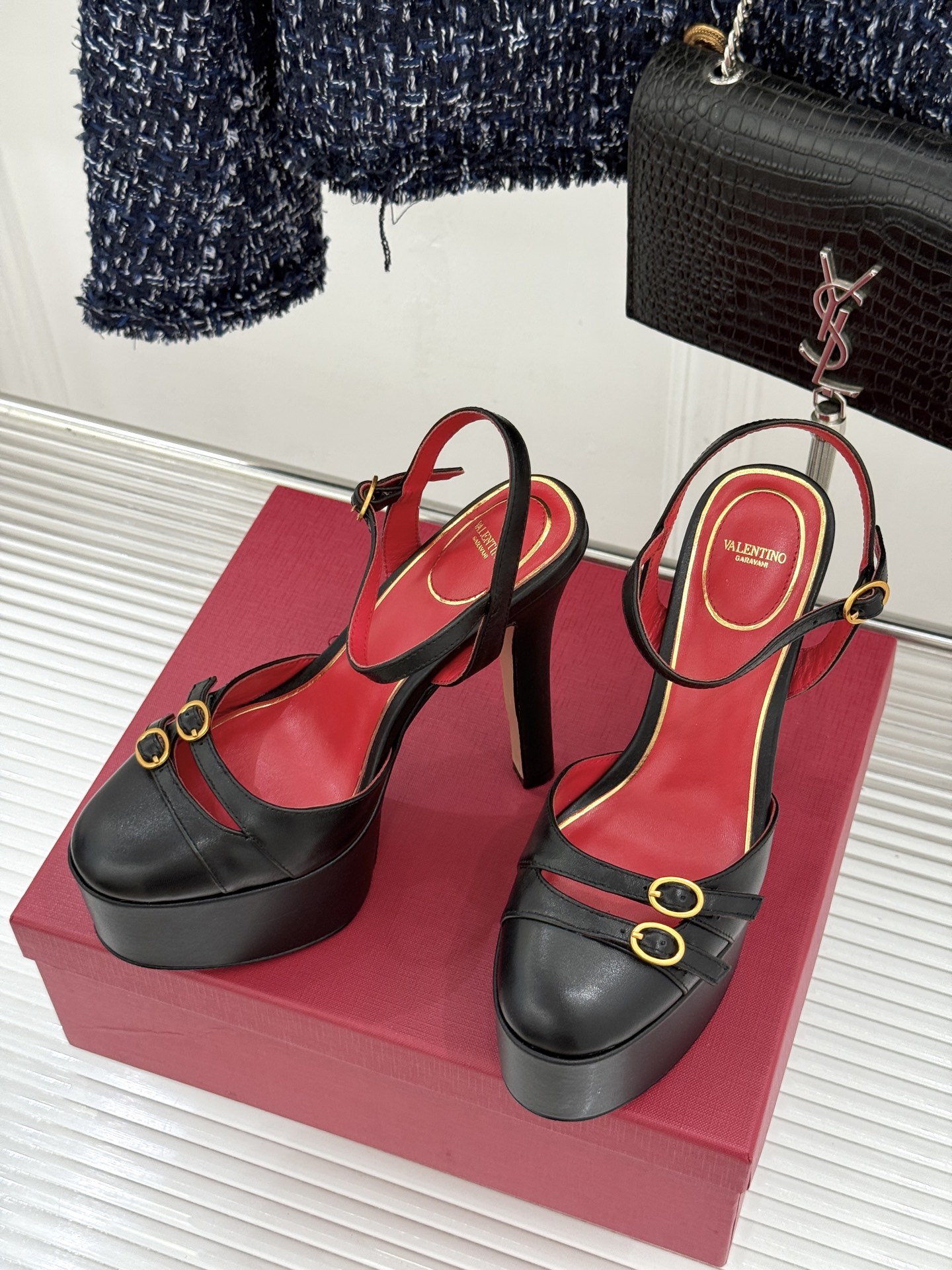 Valentino/华伦天奴26WF新品双带扣防水台恨天高凉鞋意式高定美学 踩在云端的女王气场。以定制牛