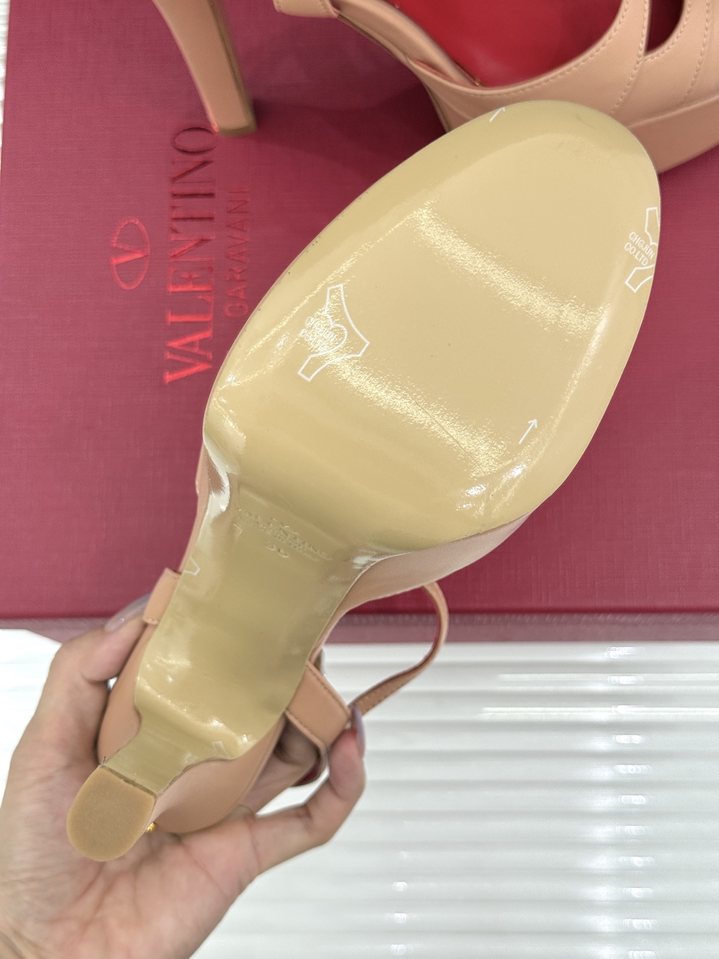 Valentino/华伦天奴26WF新品双带扣防水台恨天高凉鞋意式高定美学 踩在云端的女王气场。以定制牛