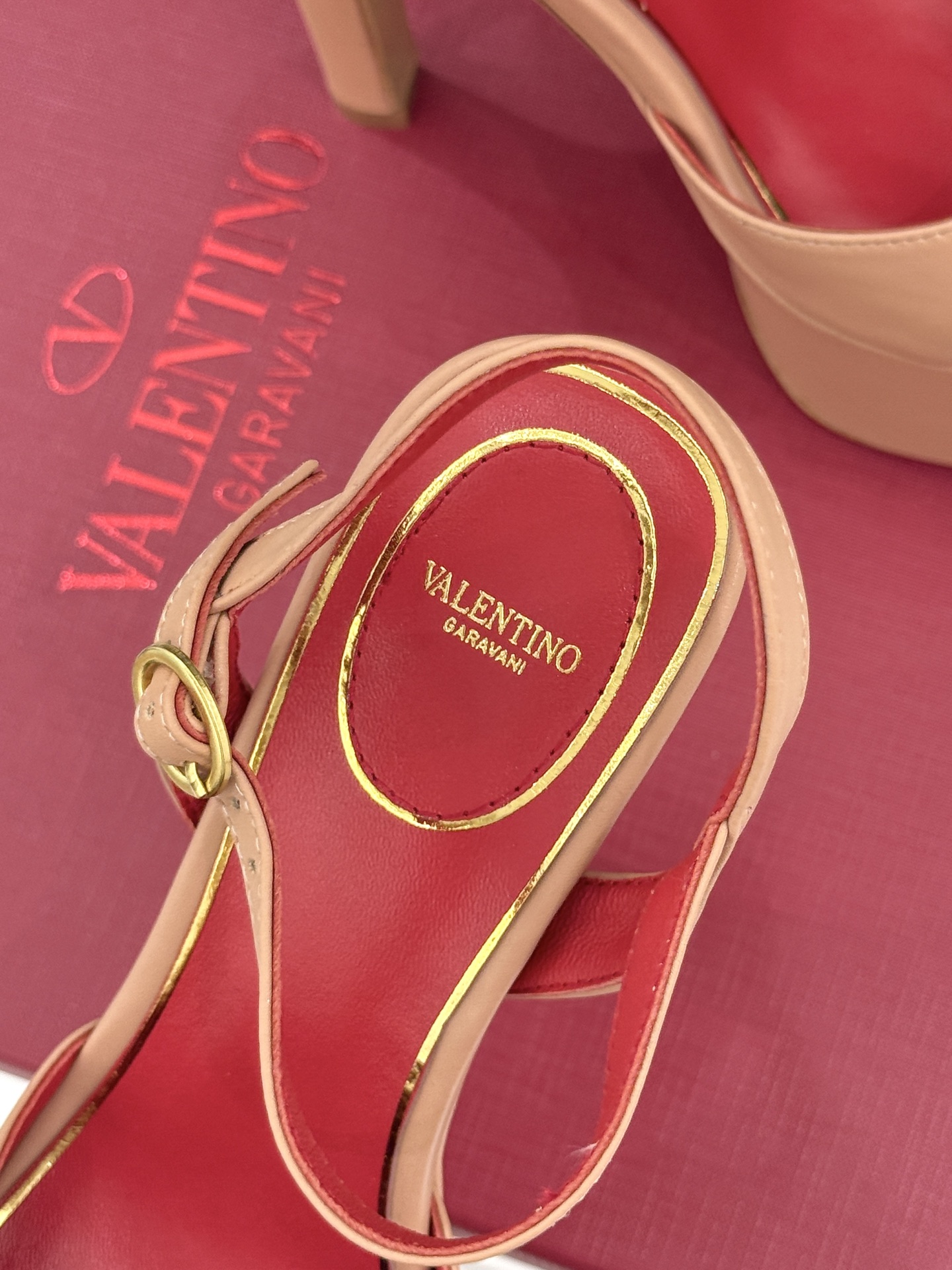 Valentino/华伦天奴26WF新品双带扣防水台恨天高凉鞋意式高定美学 踩在云端的女王气场。以定制牛