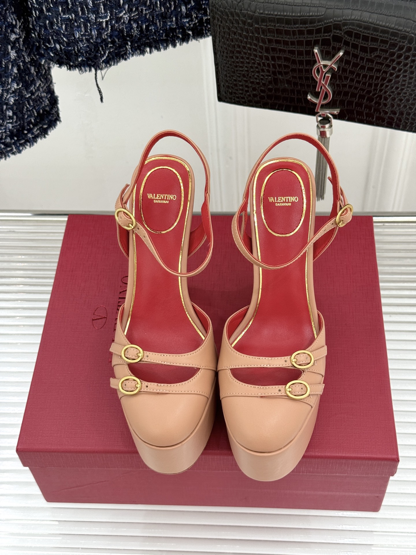 Valentino/华伦天奴26WF新品双带扣防水台恨天高凉鞋意式高定美学 踩在云端的女王气场。以定制牛