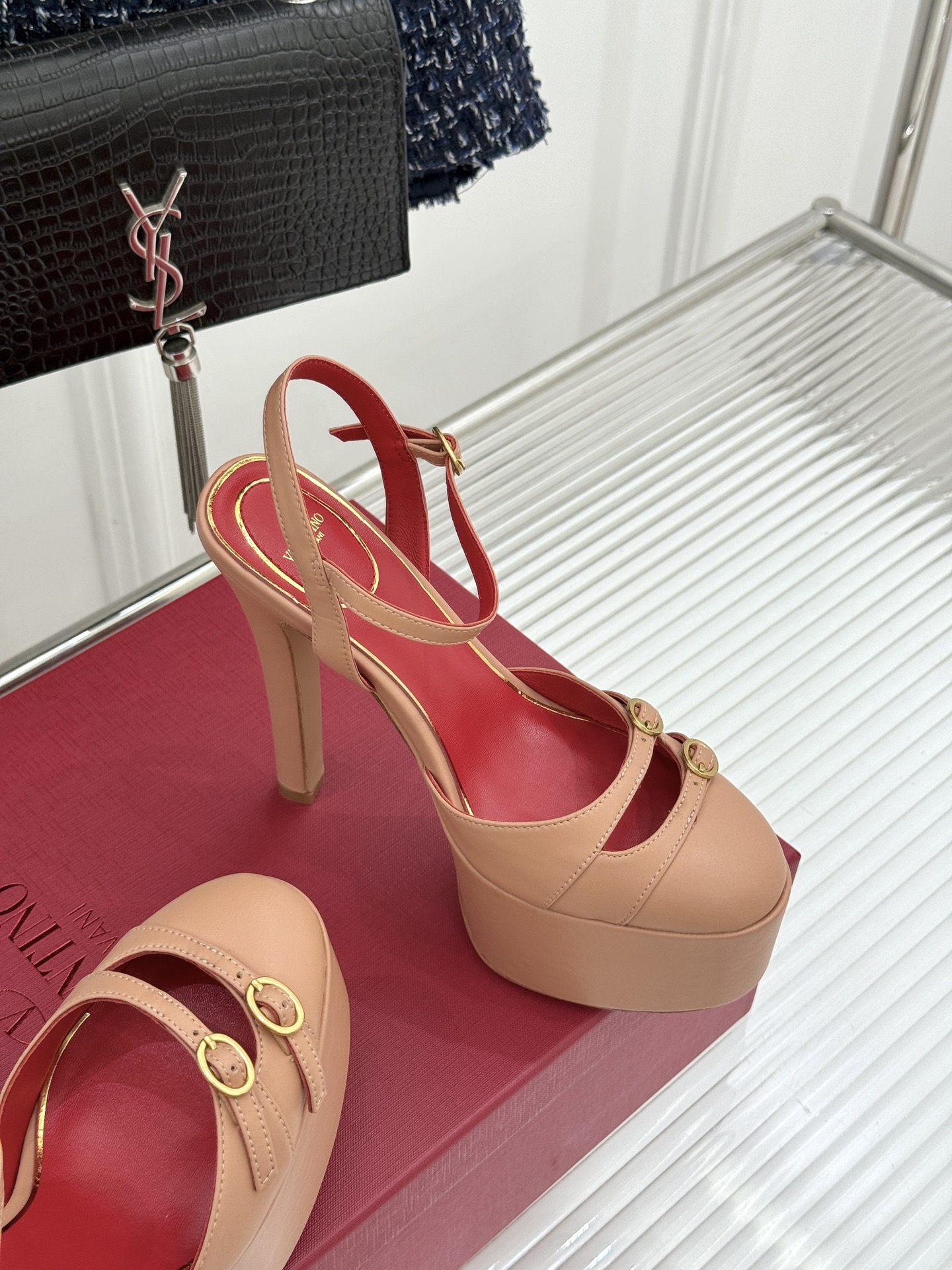 Valentino/华伦天奴26WF新品双带扣防水台恨天高凉鞋意式高定美学 踩在云端的女王气场。以定制牛