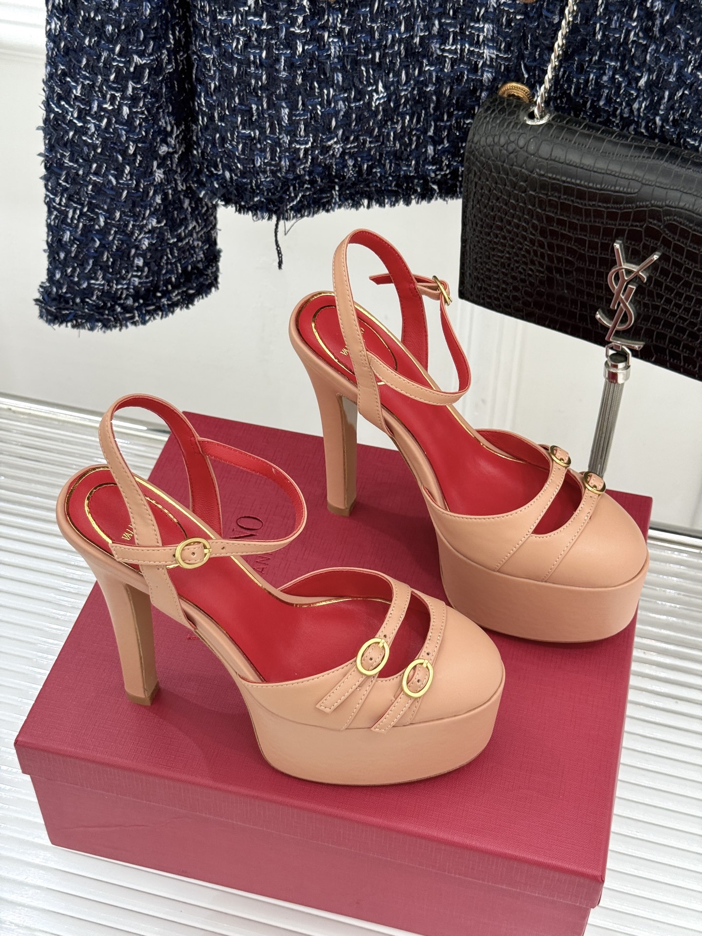 Valentino/华伦天奴26WF新品双带扣防水台恨天高凉鞋意式高定美学 踩在云端的女王气场。以定制牛