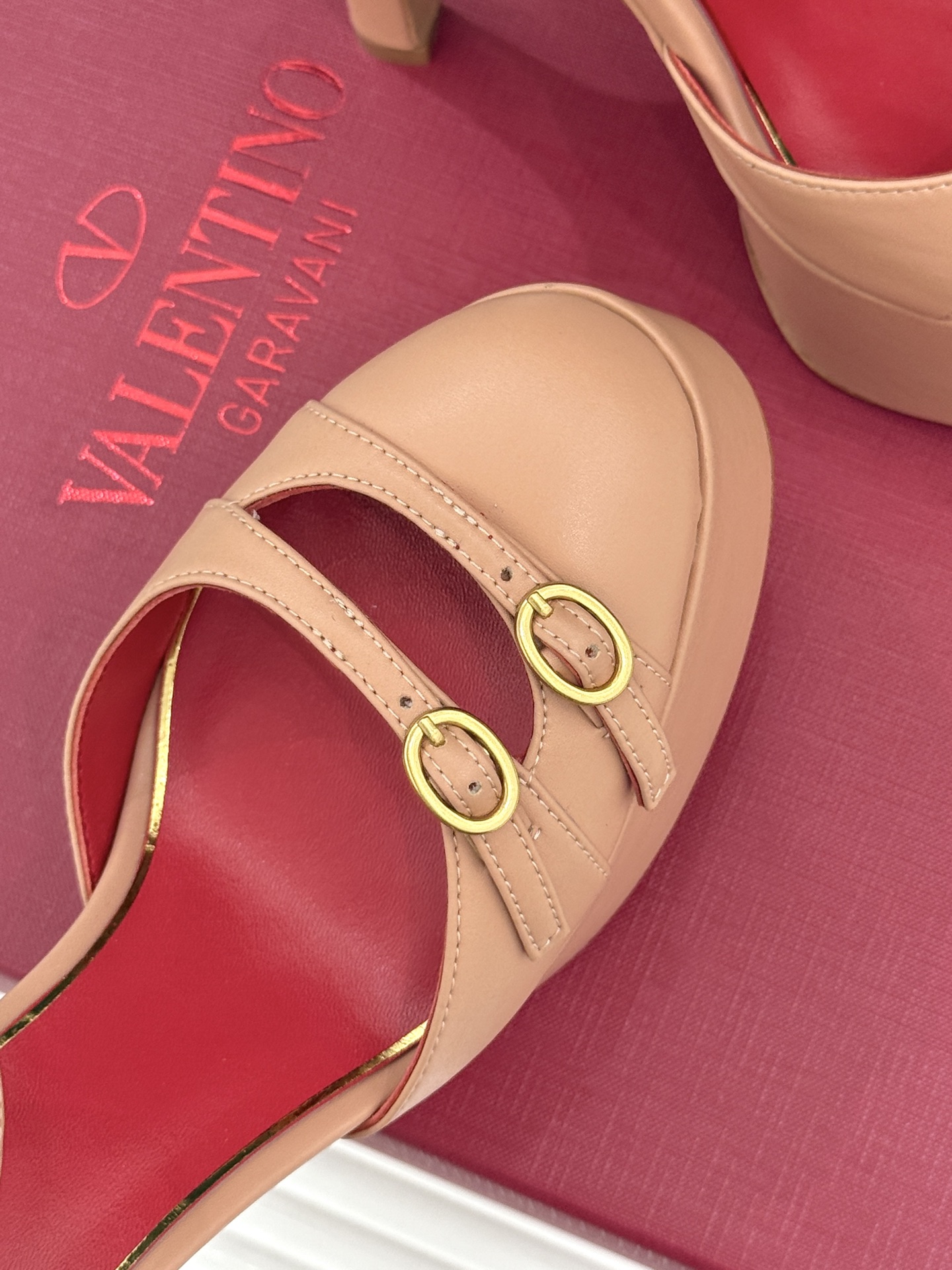 Valentino/华伦天奴26WF新品双带扣防水台恨天高凉鞋意式高定美学 踩在云端的女王气场。以定制牛