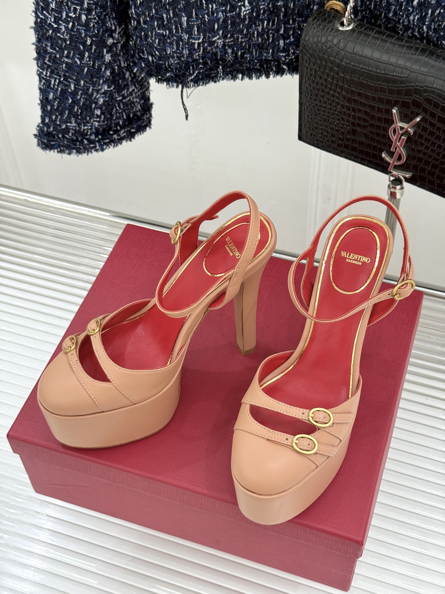 Valentino/华伦天奴26WF新品双带扣防水台恨天高凉鞋意式高定美学 踩在云端的女王气场。以定制牛